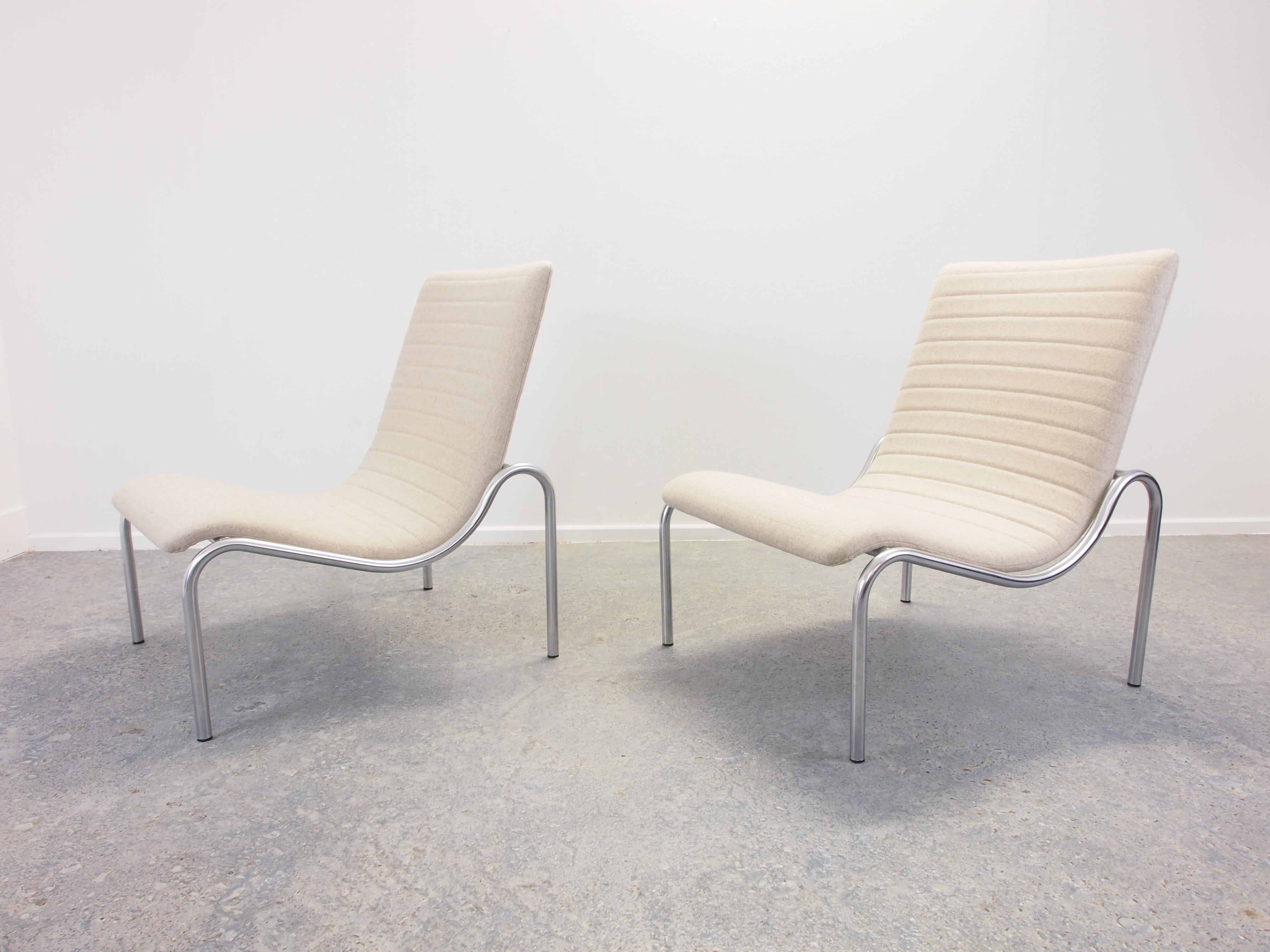 Amazing pair of 2 modernist Dutch Design lounge chairs by one of the most prominent after W.O. II Dutch Industrial designers Kho Liang Le.
These loungers are made by Stabin (Woerden).

Condition: In good vintage condition with traces of usage on