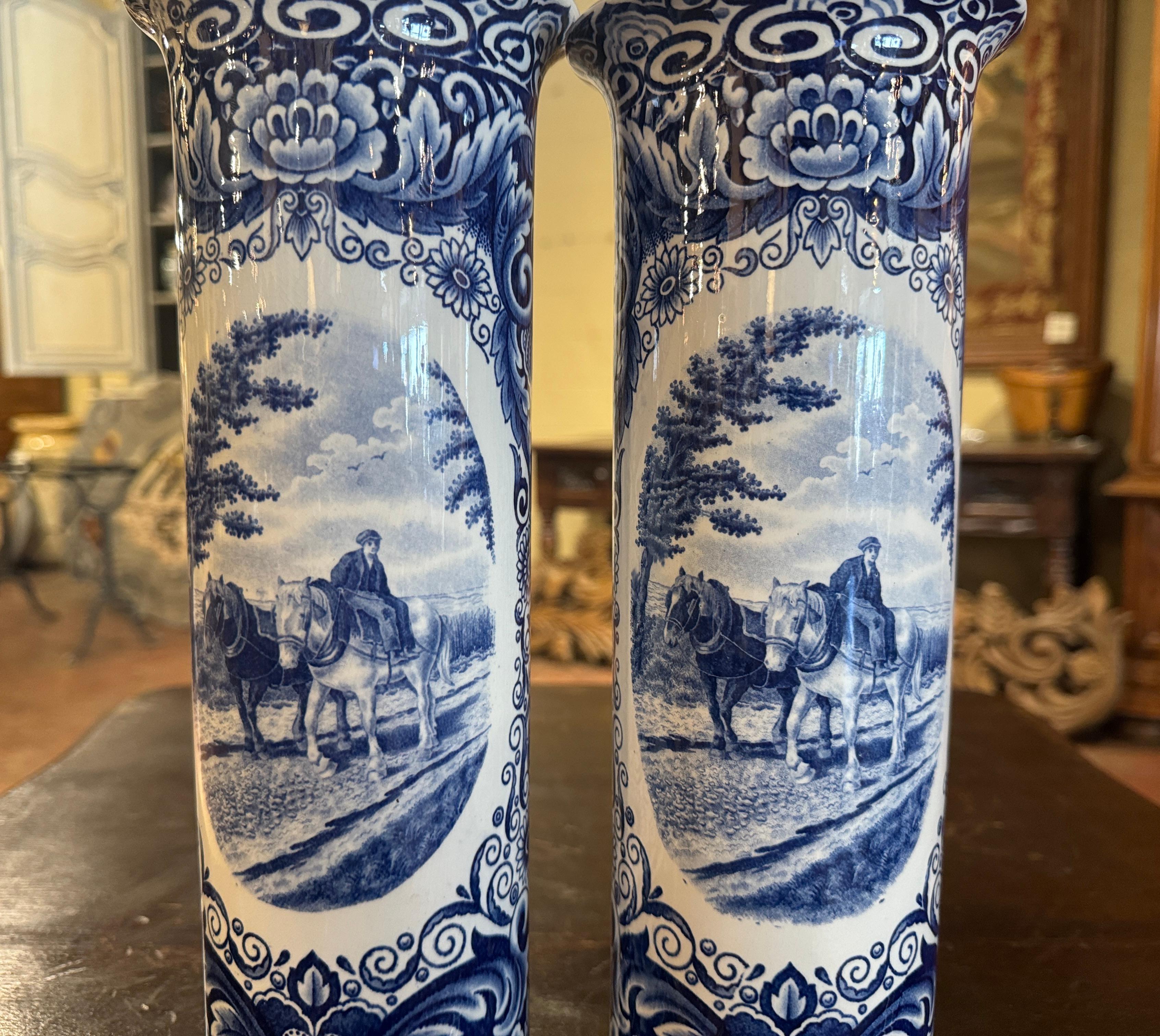 Néerlandais Paire de vases néerlandais du milieu du siècle en faïence de Delft peints à la main avec des scènes pastorales en vente