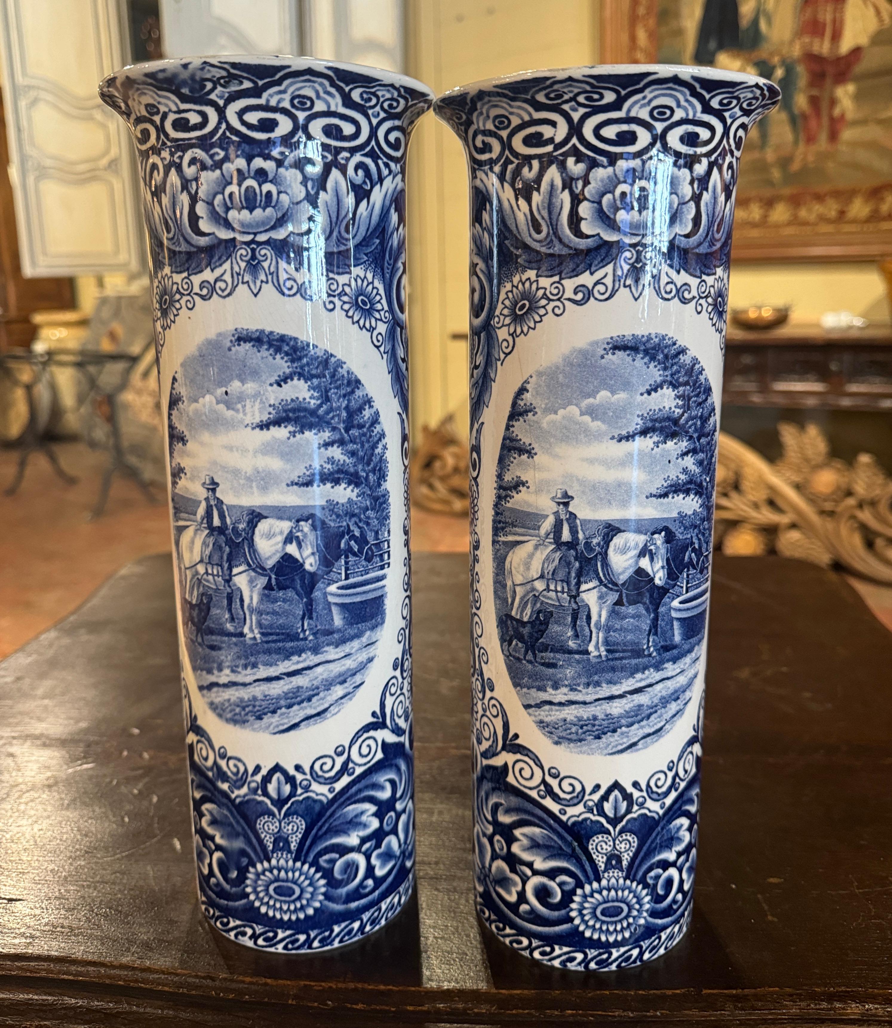 Fait main Paire de vases néerlandais du milieu du siècle en faïence de Delft peints à la main avec des scènes pastorales en vente