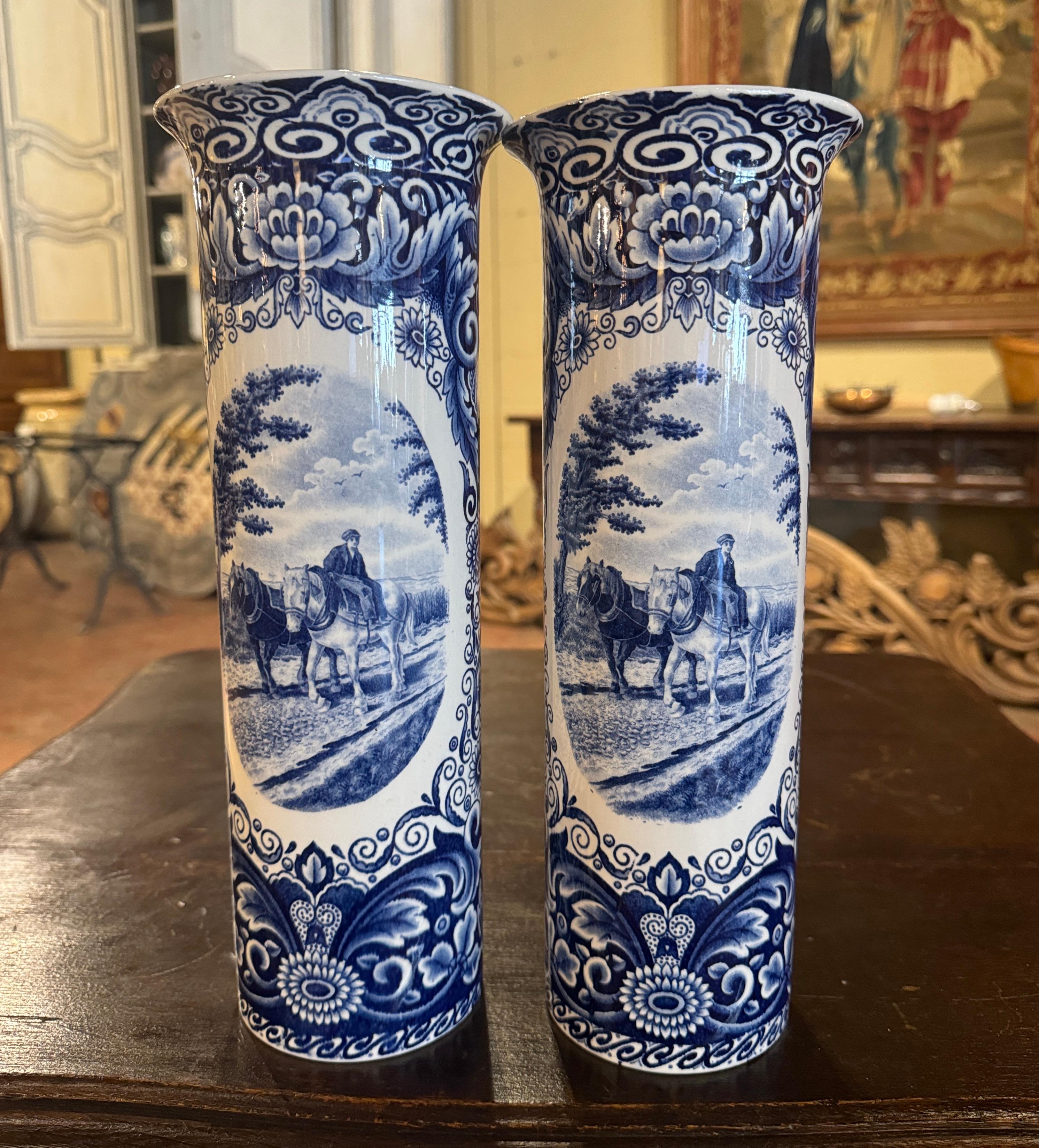 Paire de vases néerlandais du milieu du siècle en faïence de Delft peints à la main avec des scènes pastorales Excellent état - En vente à Dallas, TX