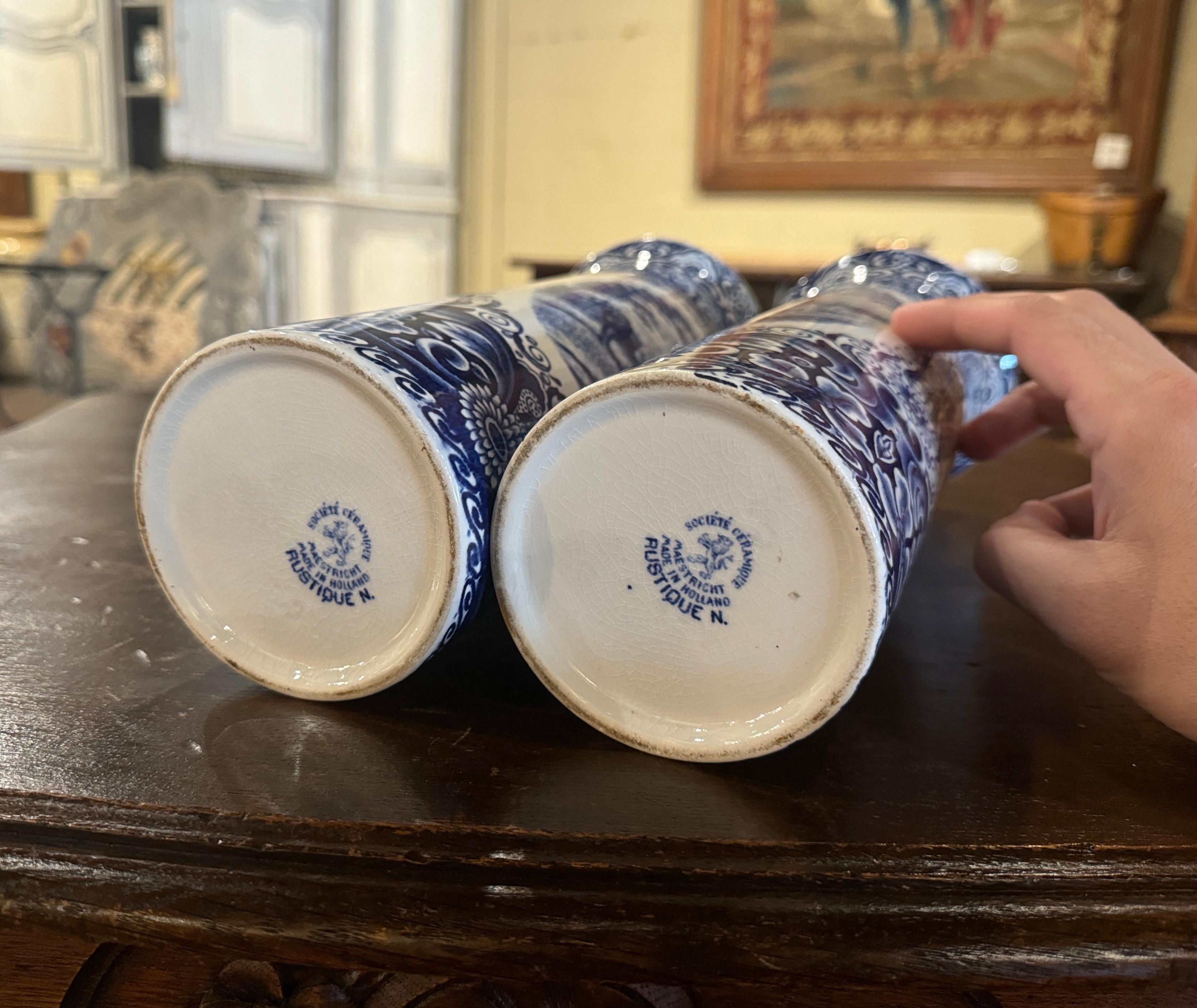 20ième siècle Paire de vases néerlandais du milieu du siècle en faïence de Delft peints à la main avec des scènes pastorales en vente