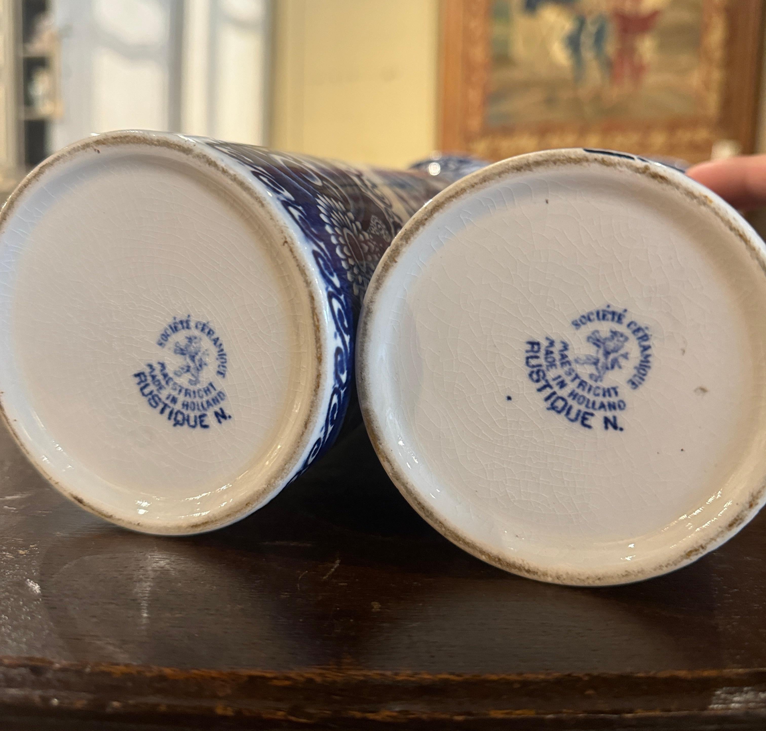 Céramique Paire de vases néerlandais du milieu du siècle en faïence de Delft peints à la main avec des scènes pastorales en vente