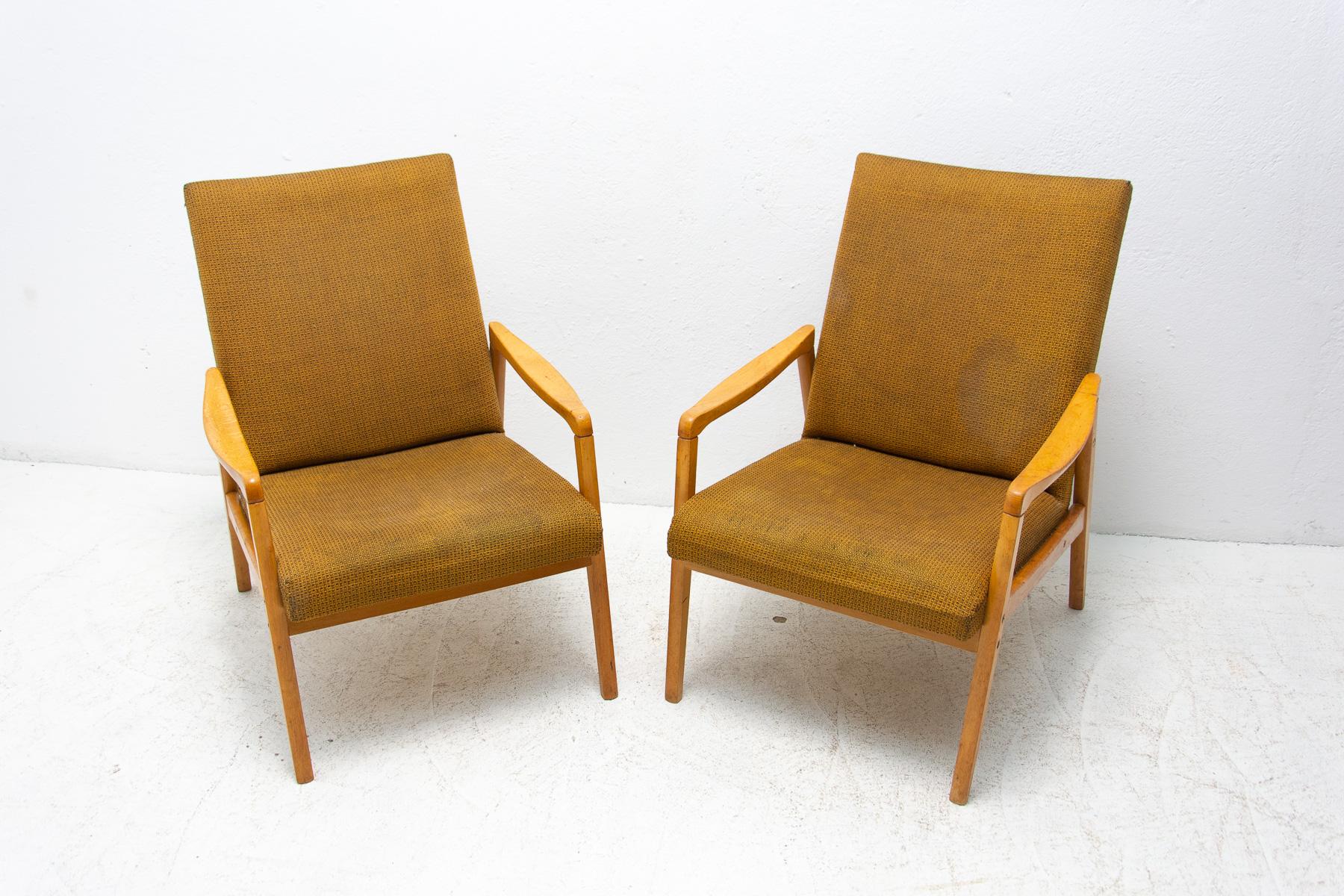 Scandinave moderne Paire de fauteuils du bloc de l'Est du milieu du siècle par Jiří Jiroutek pour Interiér Praha en vente