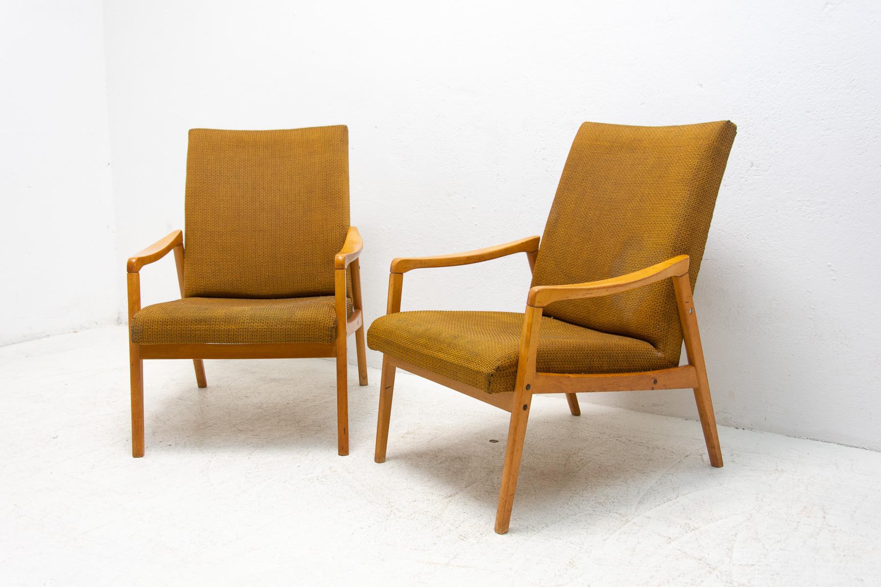 Pair of Mid Century Eastern Bloc Armchairs by Jiří Jiroutek for Interiér Praha In Good Condition For Sale In Prague 8, CZ