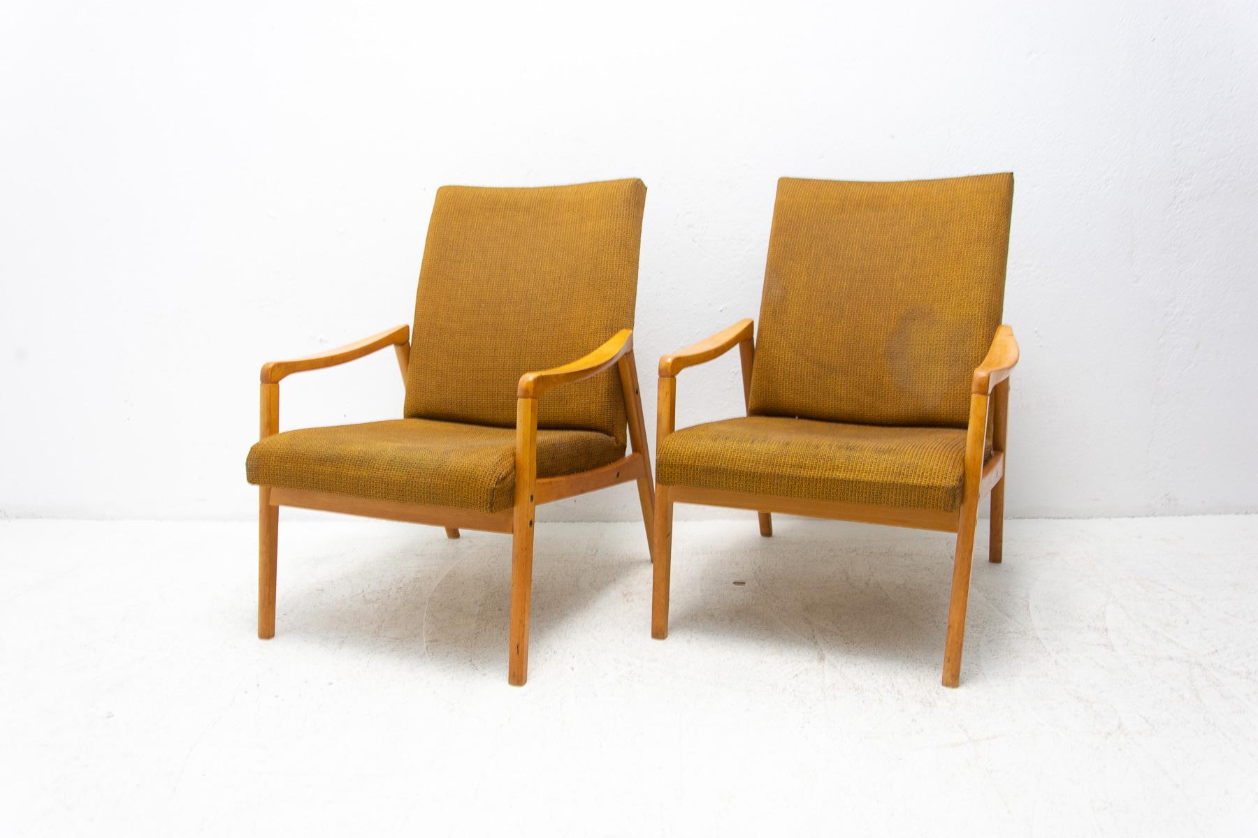 20ième siècle Paire de fauteuils du bloc de l'Est du milieu du siècle par Jiří Jiroutek pour Interiér Praha en vente