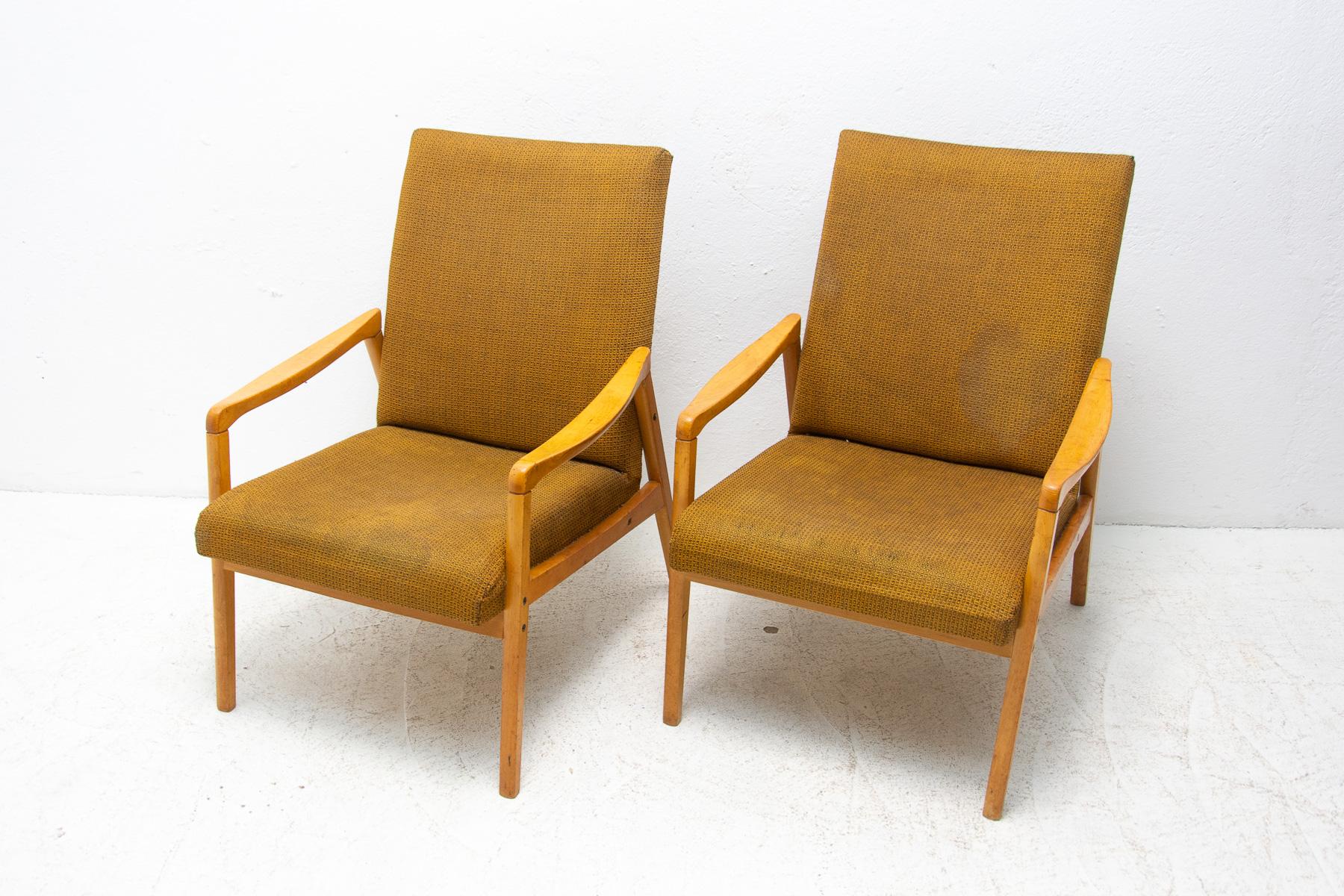 Tissu Paire de fauteuils du bloc de l'Est du milieu du siècle par Jiří Jiroutek pour Interiér Praha en vente