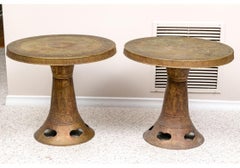 Paire de tables d'appoint en laiton de style oriental du milieu du siècle