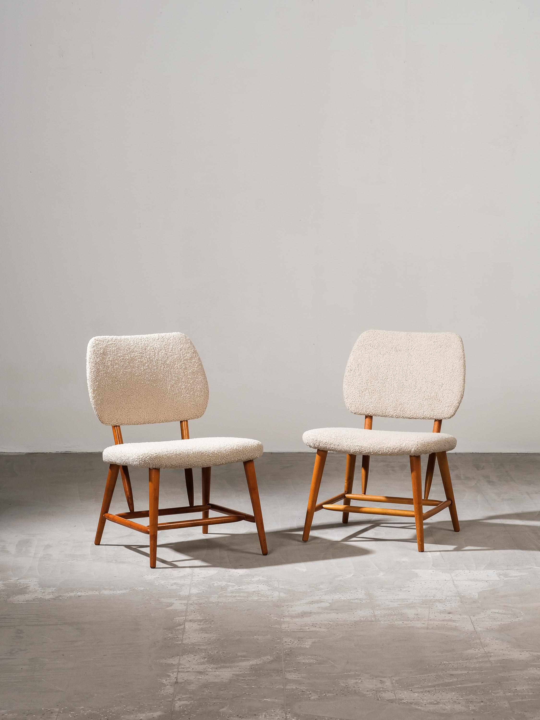 Queste poltrone della metà del secolo scorso, realizzate da Engen Möbelfabriker in Svezia, sono state progettate per essere facili da spostare. Queste sedie non solo sono facili da spostare, ma sono anche belle nel loro design minimalista e molto