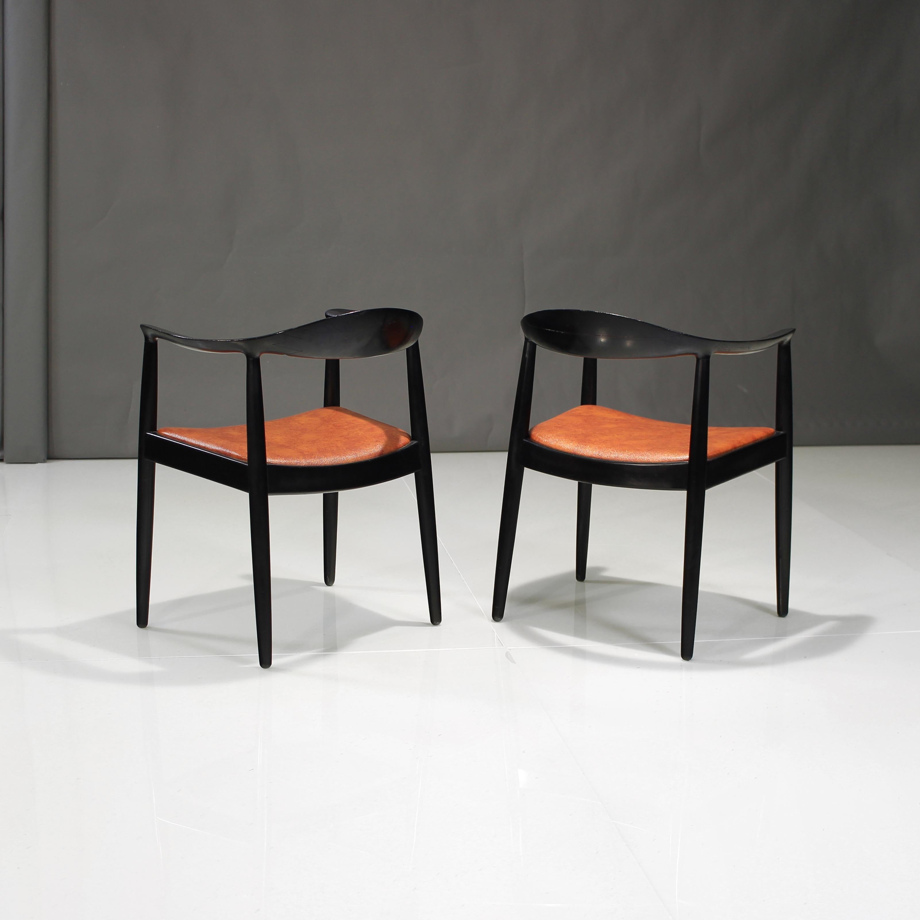 Lacquered Pair of Mid-Century Ebonized Oak Round Chairs after Hans Wegner For Sale
