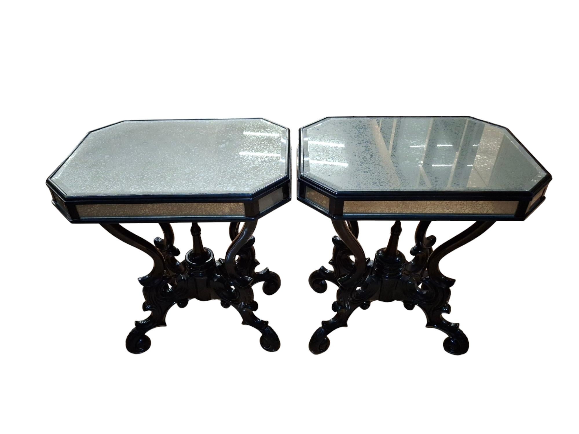 Magnifique paire de tables d'appoint avec plateaux et côtés en églomisé de forme octogonale et lourdes bases de style Napoléon III laquées en noir.