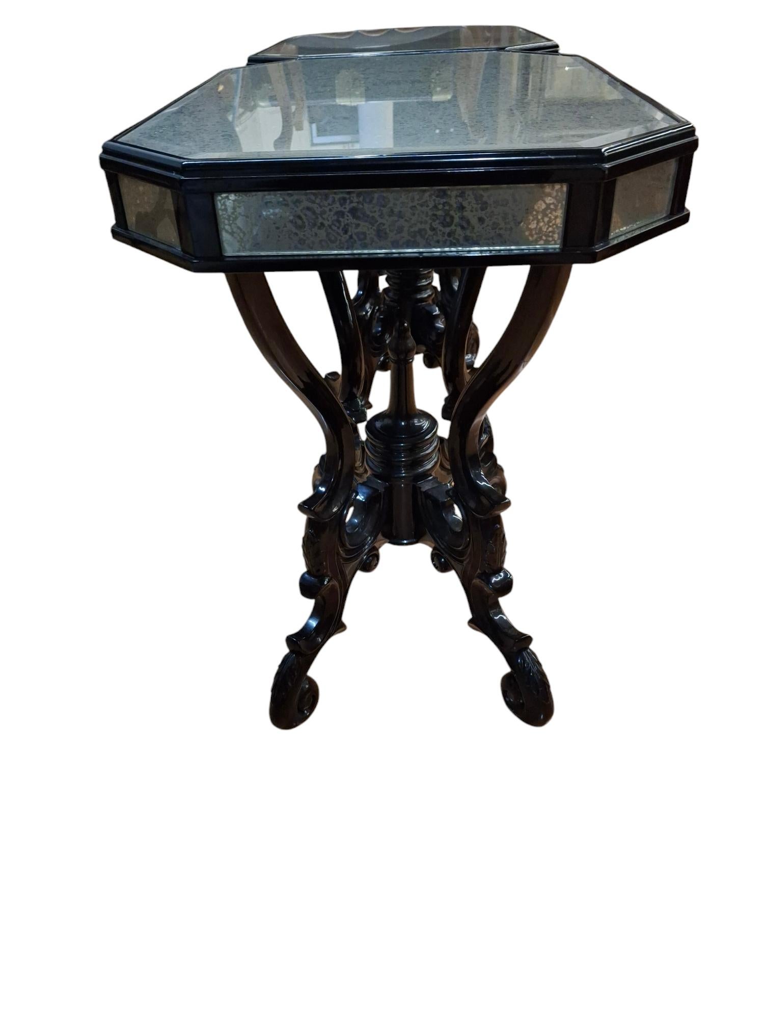 Laqué Paire de tables d'appoint églomisées avec bases de style Napoleon III en vente