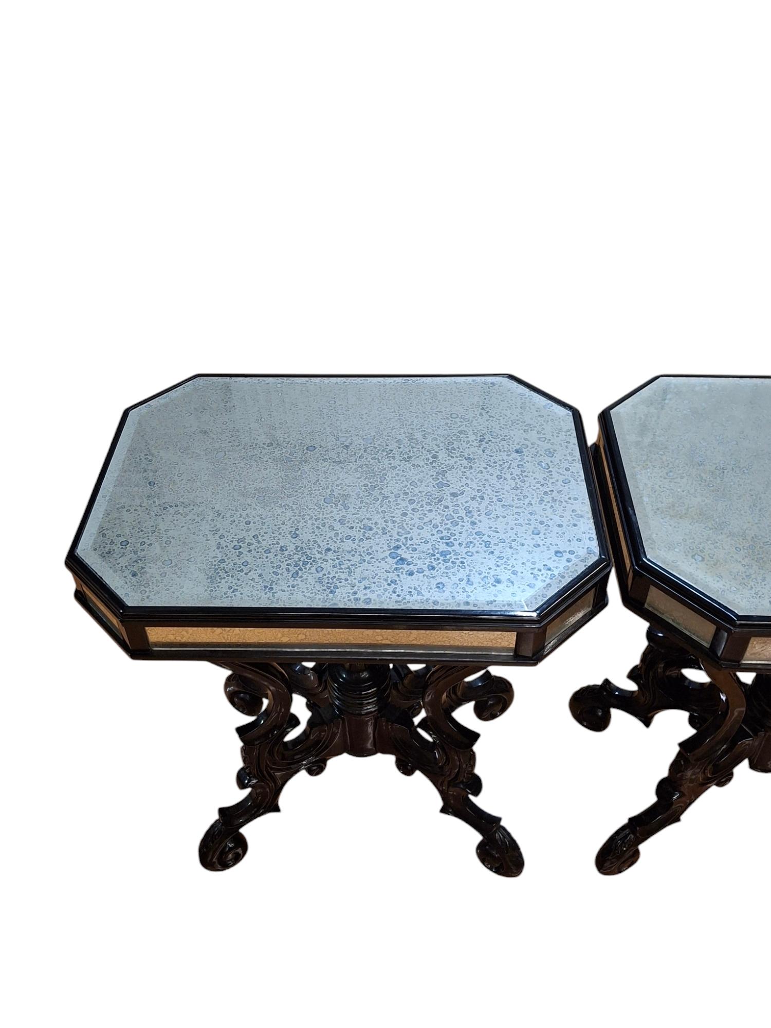 Paire de tables d'appoint églomisées avec bases de style Napoleon III Bon état - En vente à San Francisco, CA