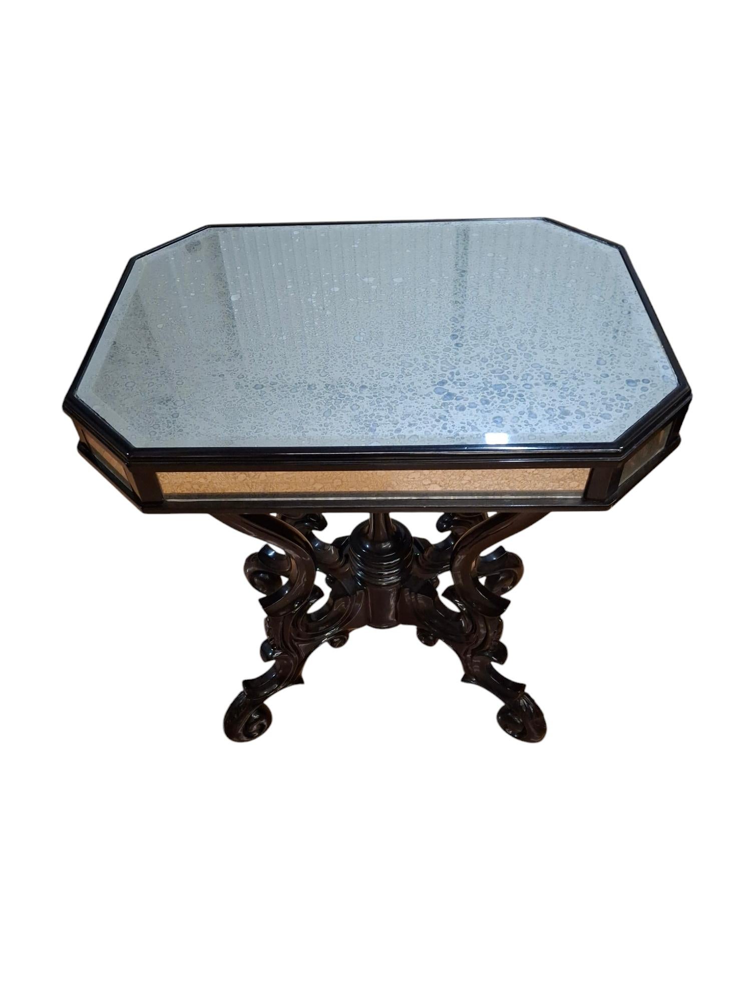Verre Paire de tables d'appoint églomisées avec bases de style Napoleon III en vente