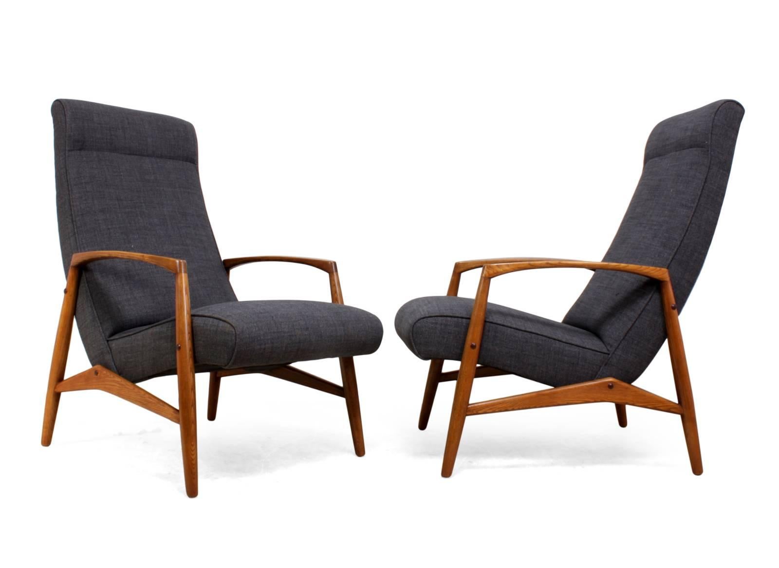 Pair of Midcentury Elm Framed Chairs 5