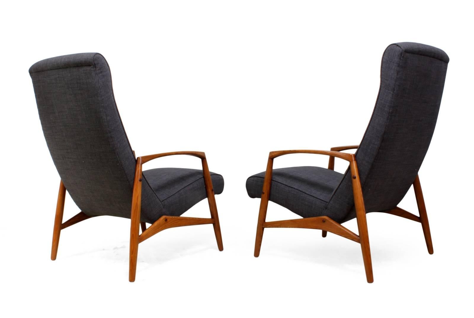 Mid-20th Century Pair of Midcentury Elm Framed Chairs