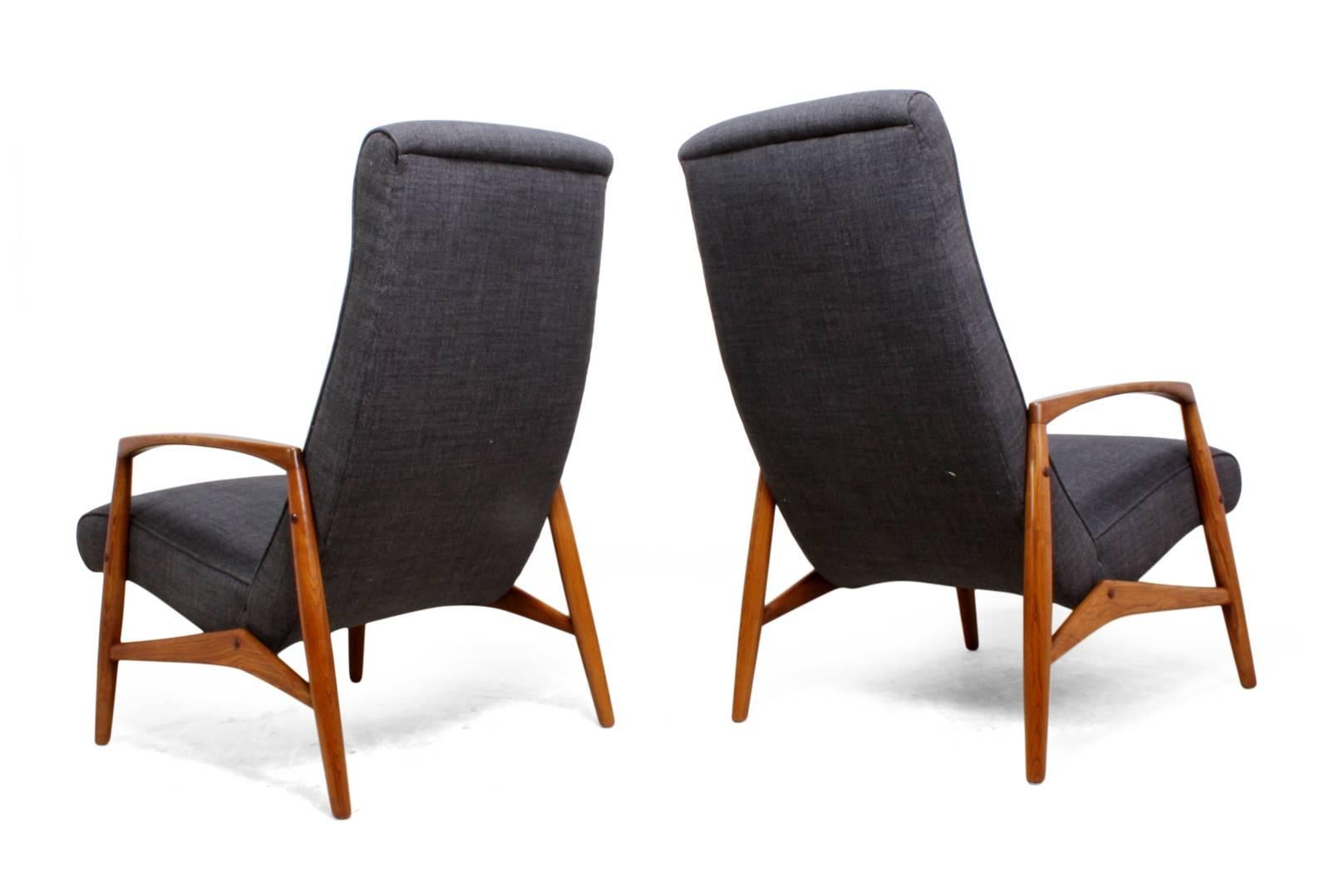 Pair of Midcentury Elm Framed Chairs 1