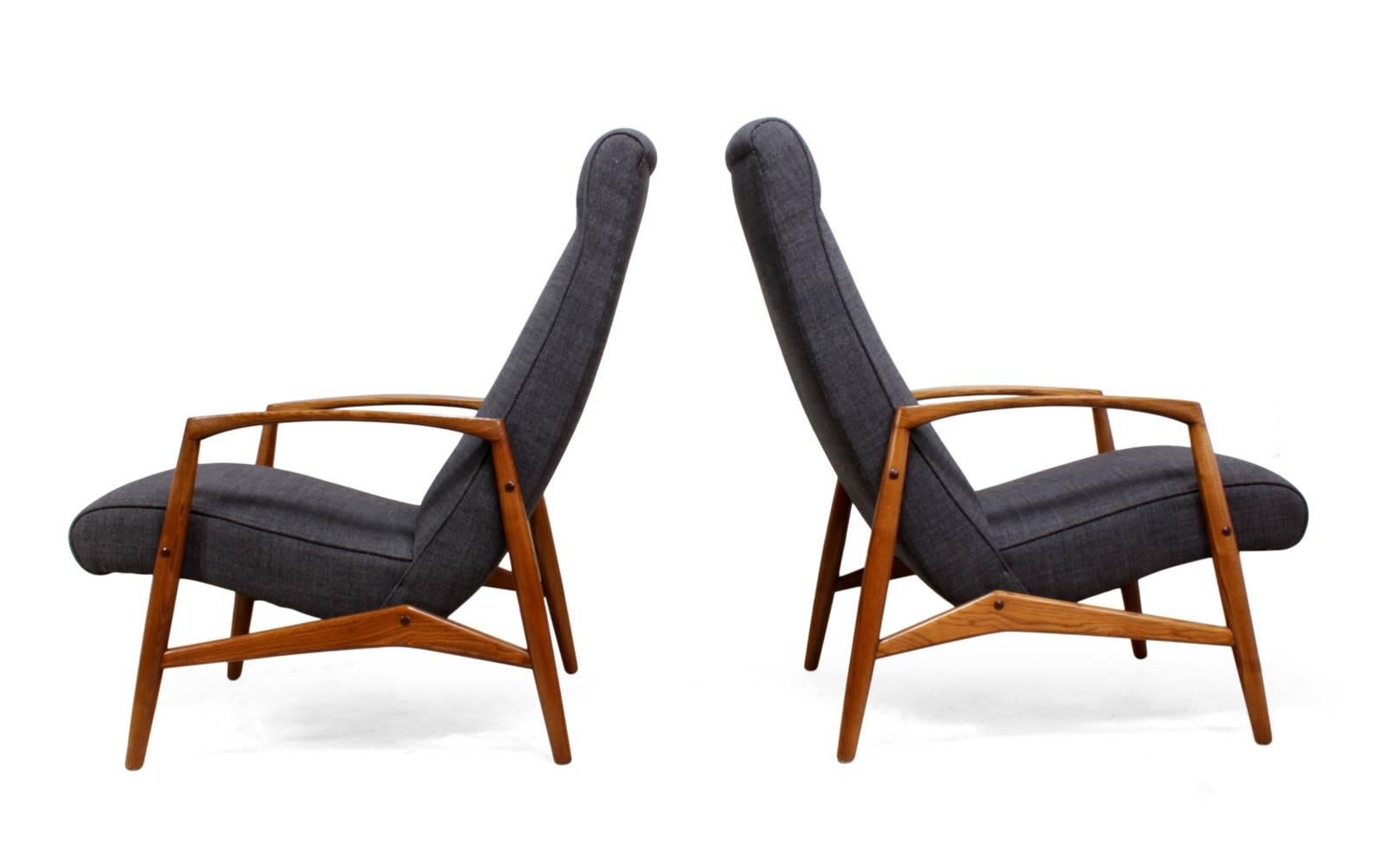 Pair of Midcentury Elm Framed Chairs 2