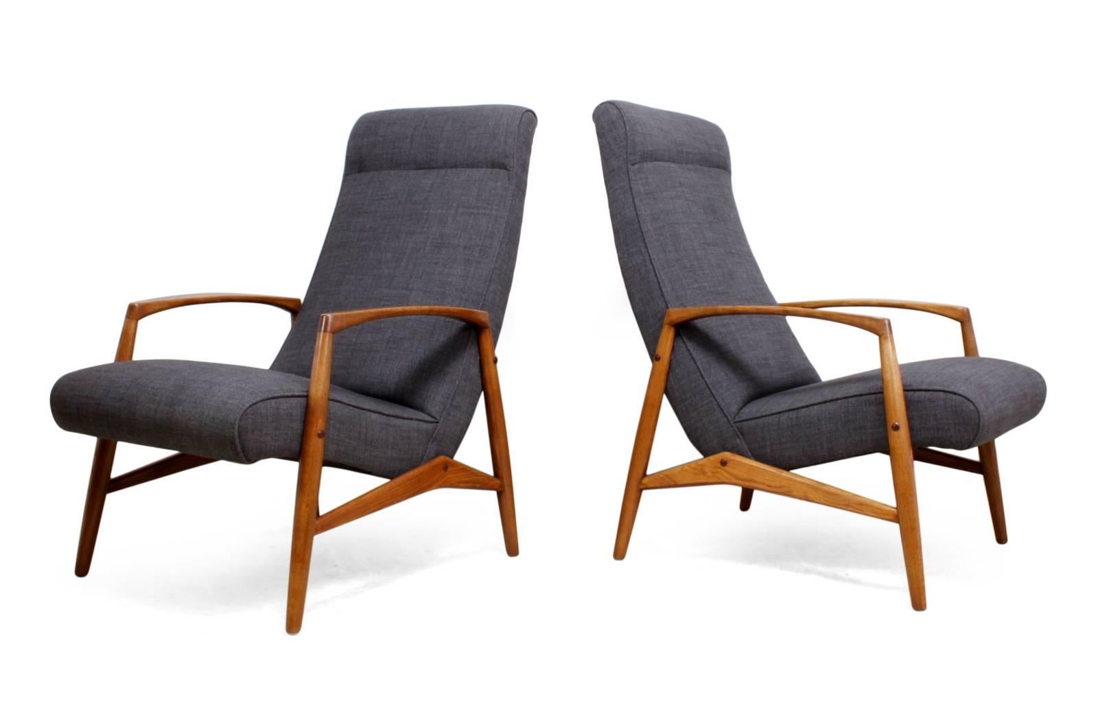 Pair of Midcentury Elm Framed Chairs 3