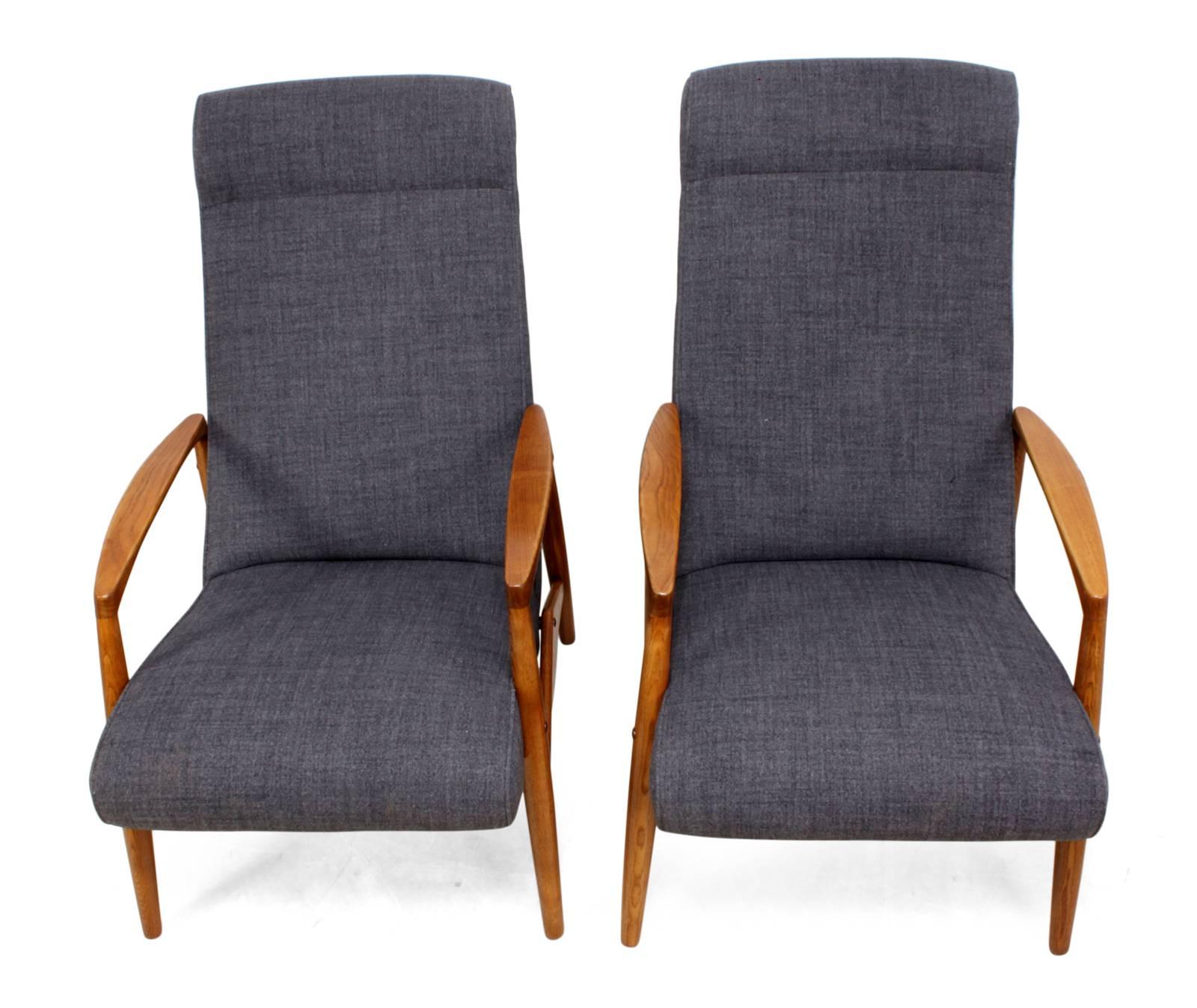 Pair of Midcentury Elm Framed Chairs 4