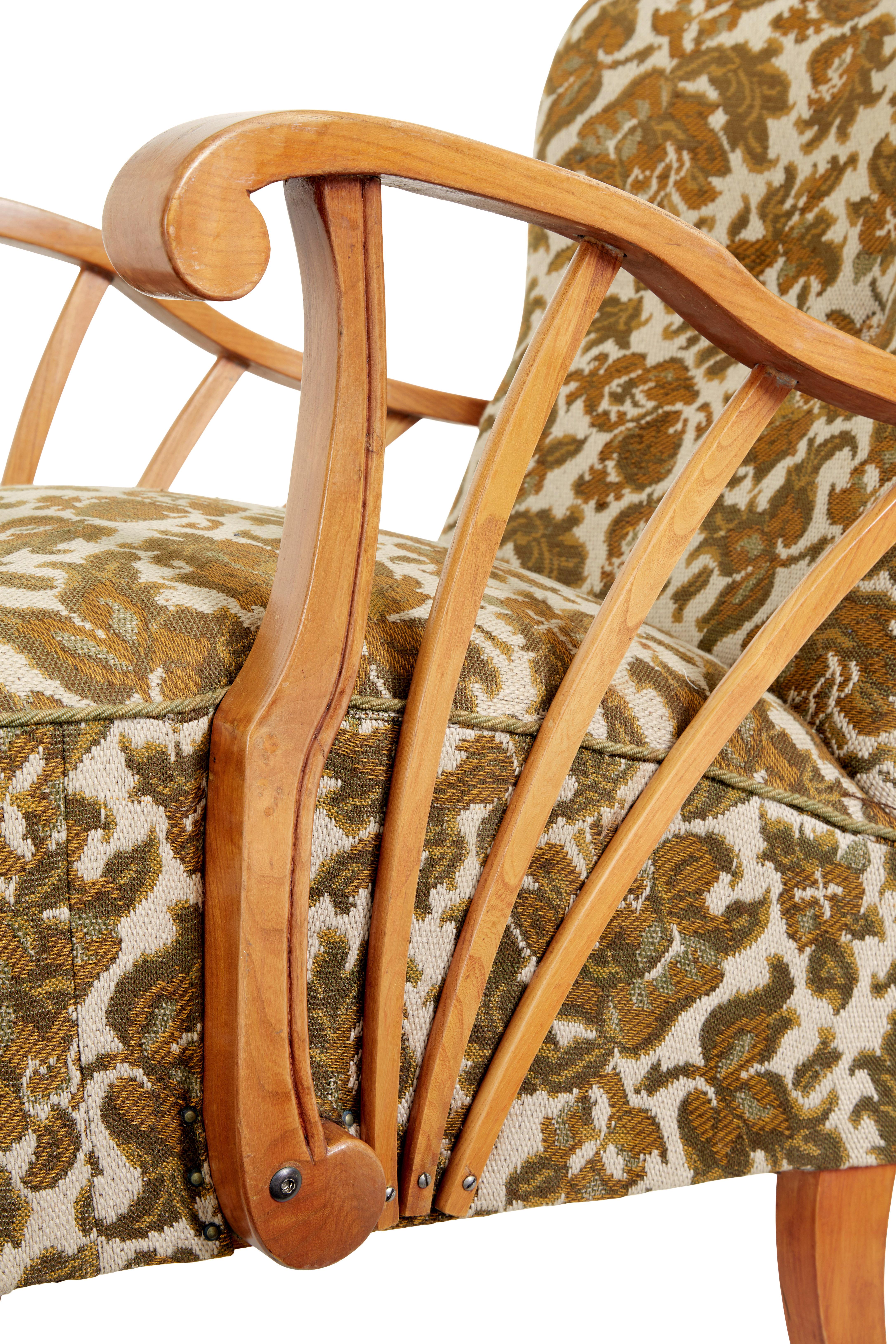 Paar skandinavische Sessel aus Ulmenholz aus der Mitte des Jahrhunderts CIRCA 1950.

Zwei schwedische Loungesessel von guter Qualität.  Ziemlich niedrige Sitzposition, aber sehr bequem.

Geformte Rückenlehnen mit offenen Seitenarmen, gefächerte