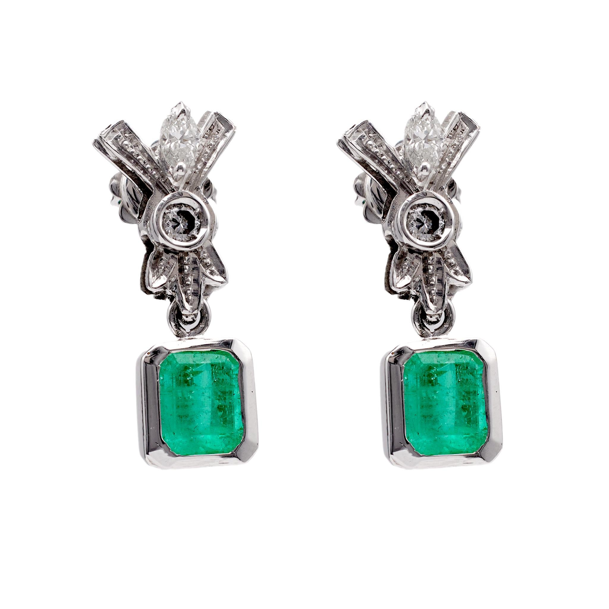 Paire de boucles d'oreilles pendantes en platine avec émeraudes et diamants du milieu du siècle dernier en vente