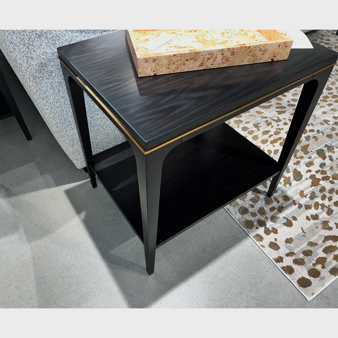 Le plateau est lisse et le tablier est sculpté et orné d'un élégant accent en laiton.

Fabriqué en acacia pour garantir la durabilité et une finition expresso riche et luxueuse. Les pieds effilés et légèrement évasés apportent une touche de