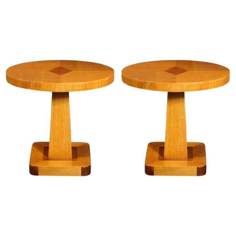 Paire de tables d'appoint du milieu du siècle dernier en orme frotté à la main et incrustation de noyer