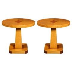 Paire de tables d'appoint du milieu du siècle dernier en orme frotté à la main et incrustation de noyer