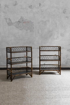 Pareja de étagères de mediados de siglo en acabado de bambú oscuro, con estantes de madera