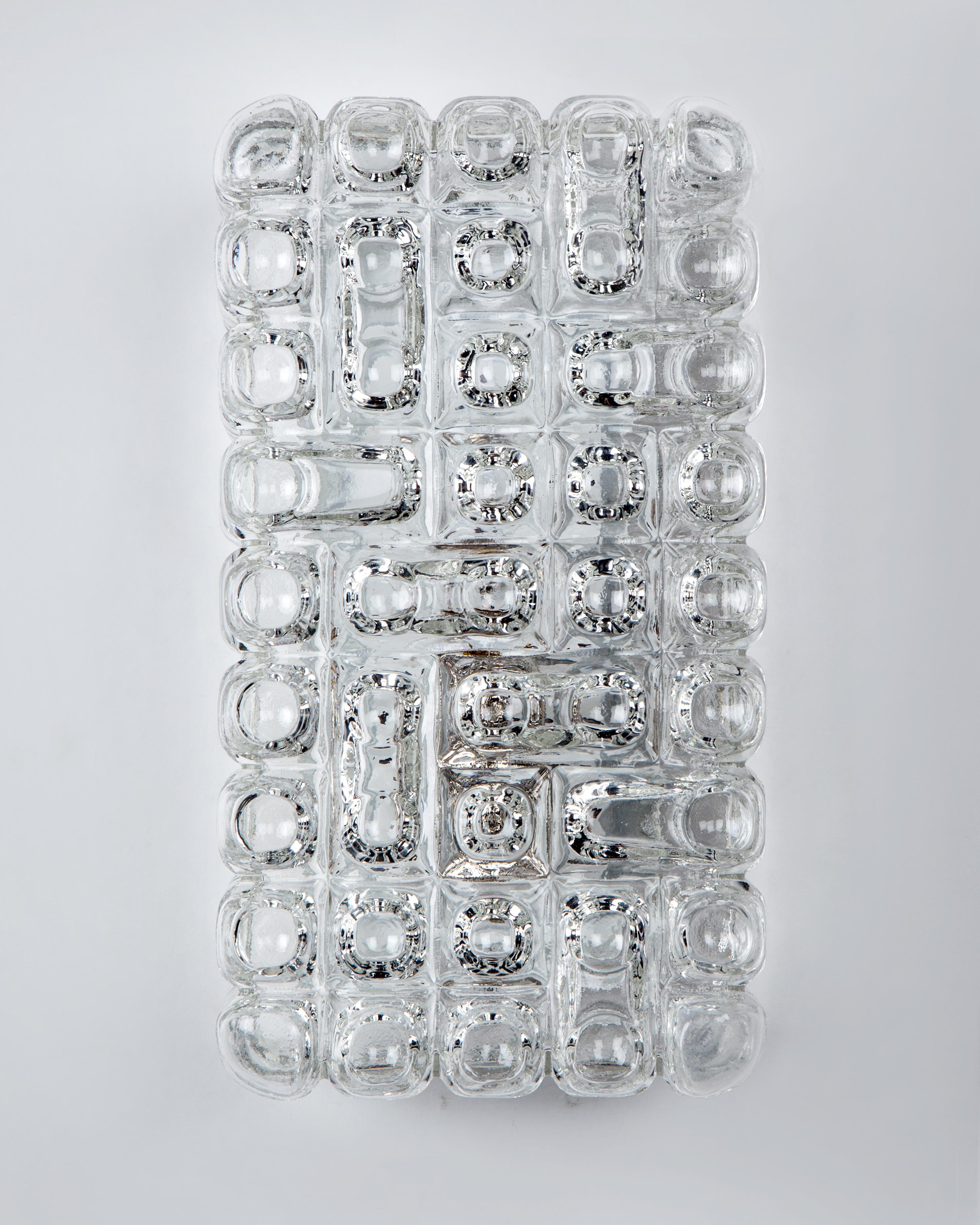 AIS2978

A pair of rectangular sconces with thick bubble patterned glass on white lacquered frames, circa 1970. Due to the antique nature of this fixture, there may be some nicks or imperfections in the glass.

Dimensions:
Overall: 9