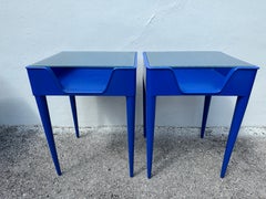 Paire de tables d'appoint à étagères ouvertes de style européen du milieu du siècle dernier