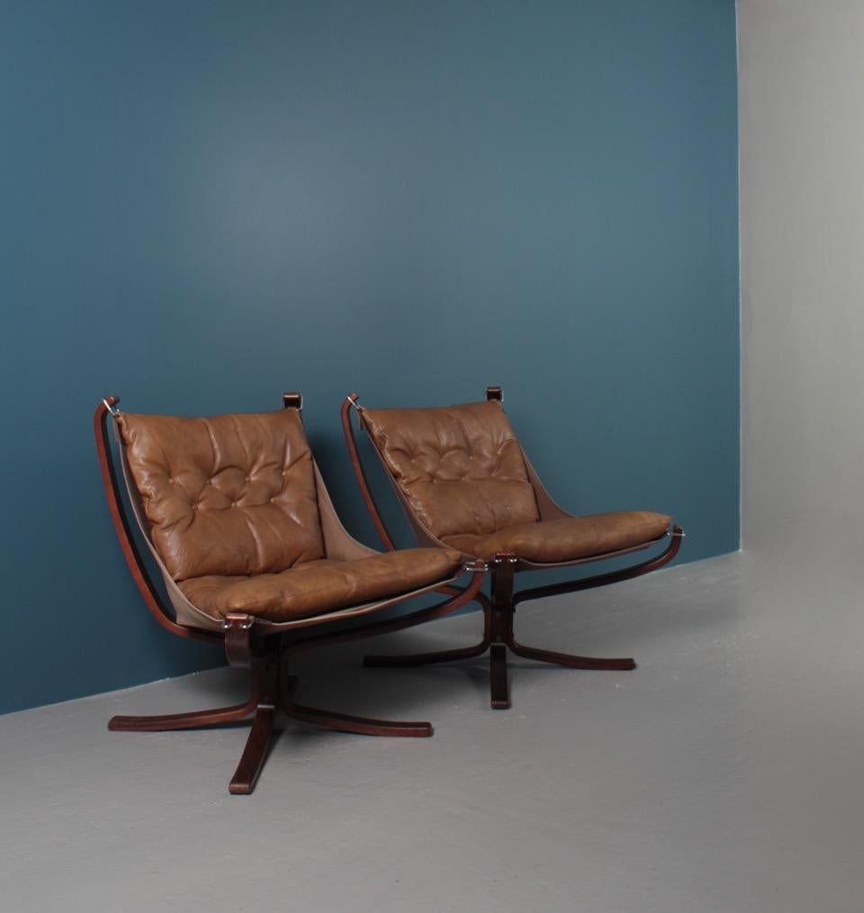 Scandinavian Modern Pair of Midcentury Falcon Chairs in Patinated Leather by Sigurd Resell