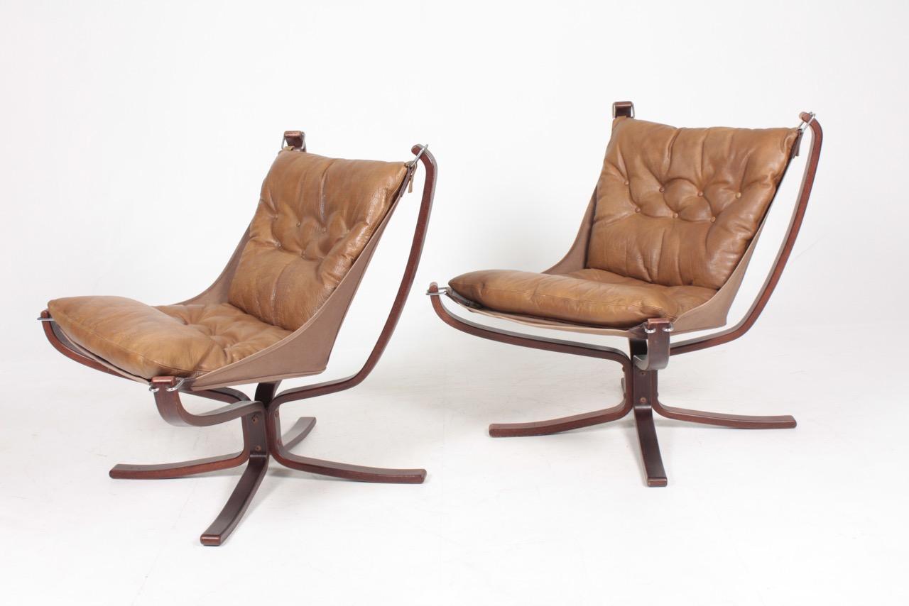 Late 20th Century Pair of Midcentury Falcon Chairs in Patinated Leather by Sigurd Resell