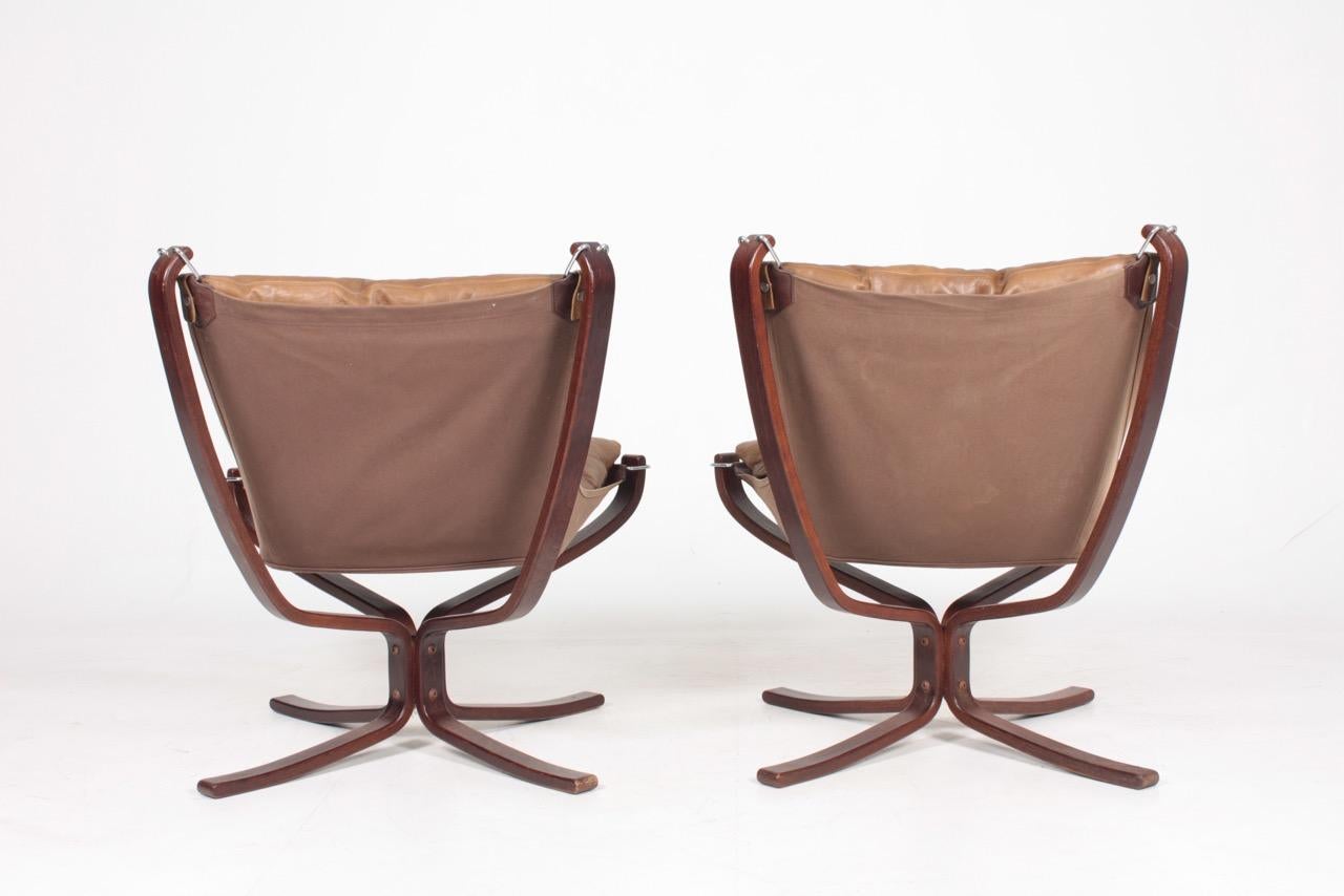 Pair of Midcentury Falcon Chairs in Patinated Leather by Sigurd Resell 1