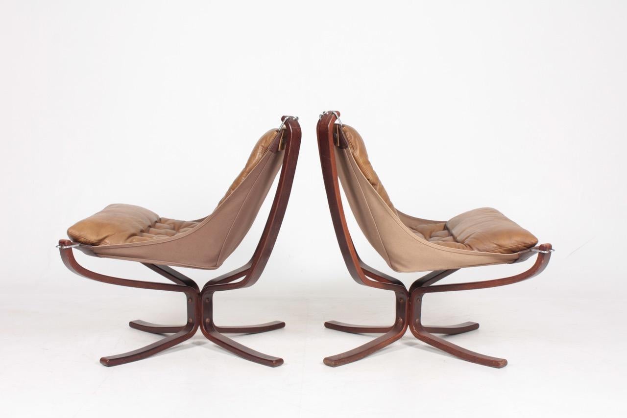 Pair of Midcentury Falcon Chairs in Patinated Leather by Sigurd Resell 2