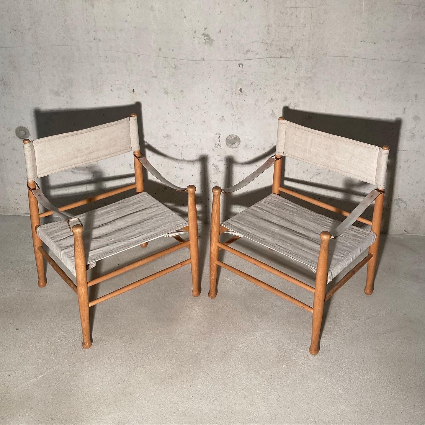 Beautiful pair of matching midcentury Safari Chairs by Farstrup of Denmark. Very stylish examples, linen fabric, leather armrests and birchwood frames that are easily dismantled for sending or storage (delivery costs are low thanks this ingenious