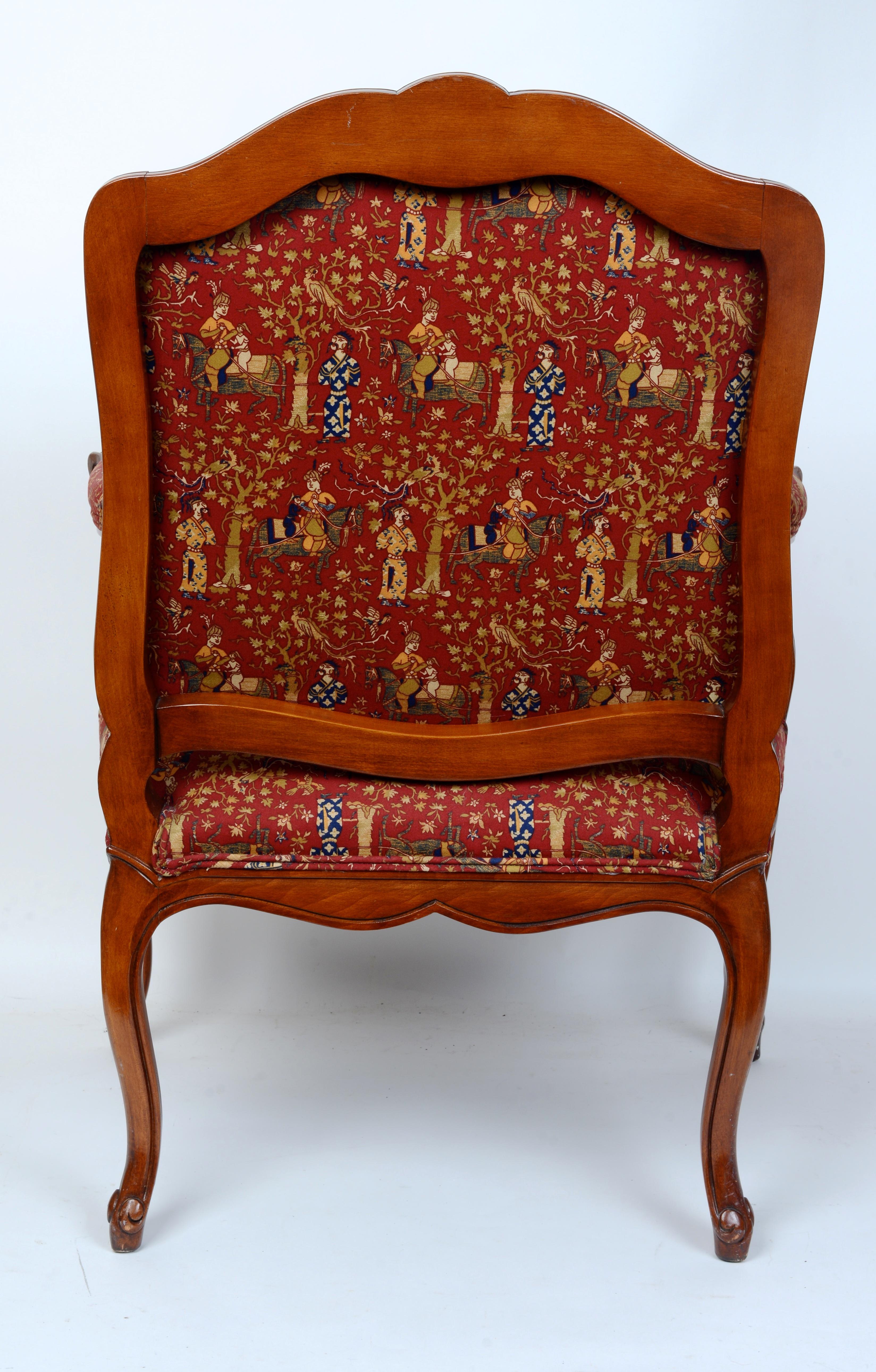 Francese Coppia di Fauteuil à la Reine della metà del secolo scorso con splendida tappezzeria Chinoiserie in vendita