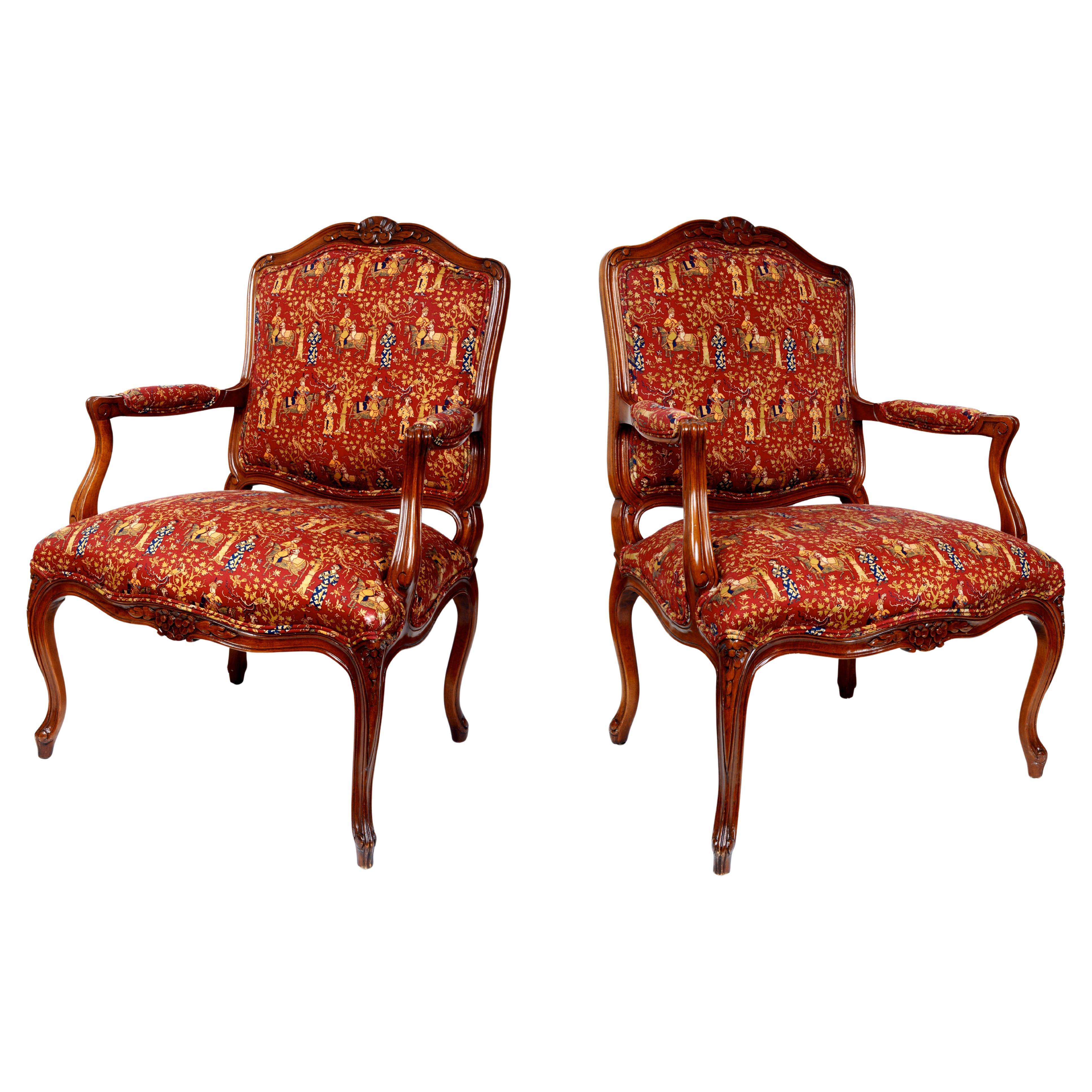 Coppia di Fauteuil à la Reine della metà del secolo scorso con splendida tappezzeria Chinoiserie