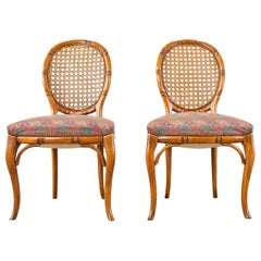 Paire de chaises de salle à manger mi-siècle en faux bambou et rotin