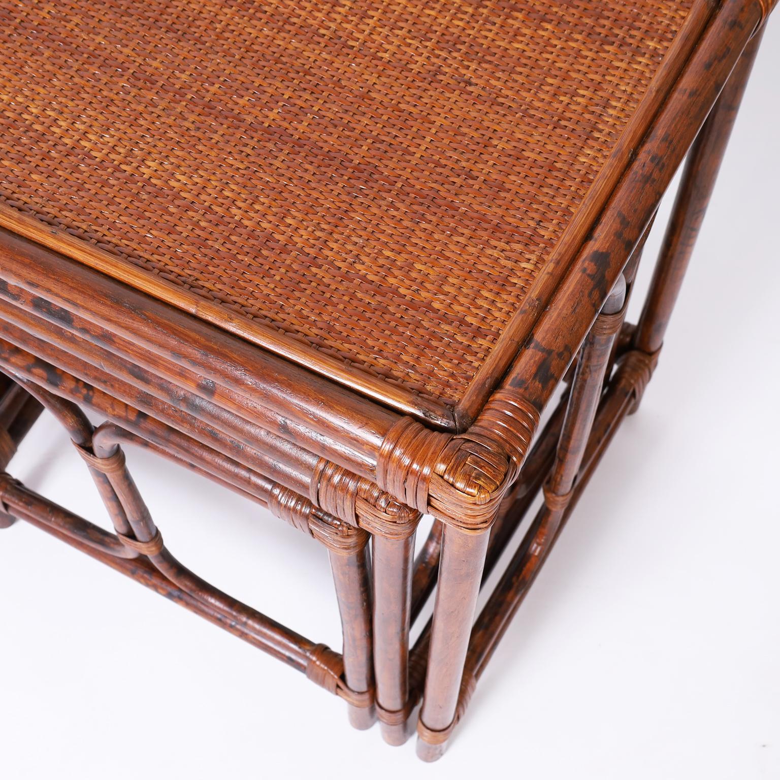 20ième siècle Paire de niches de table en faux bambou de style colonial britannique du milieu du siècle dernier en vente