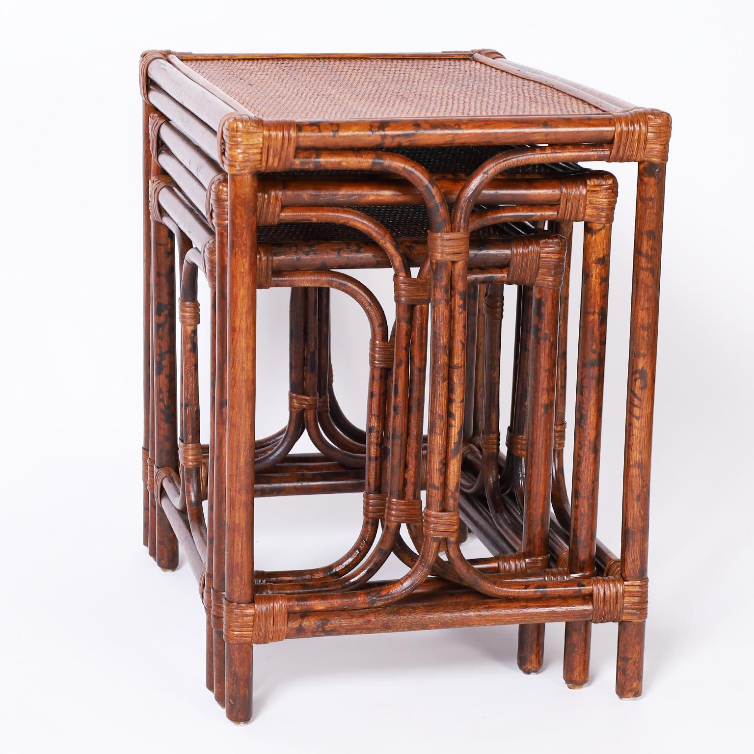 Toile de ramie Paire de niches de table en faux bambou de style colonial britannique du milieu du siècle dernier en vente