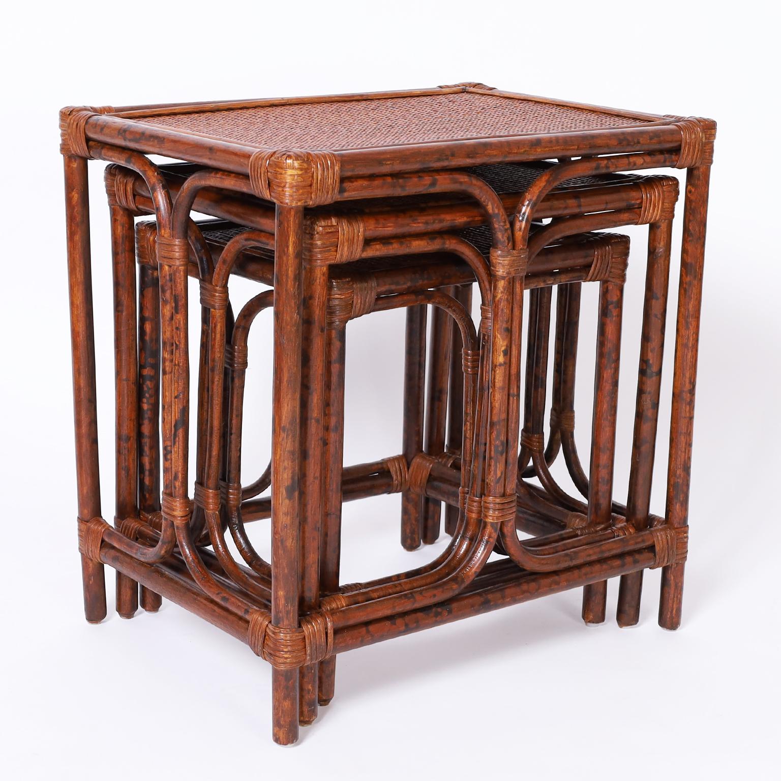 Paire de niches de table en faux bambou de style colonial britannique du milieu du siècle dernier en vente 1