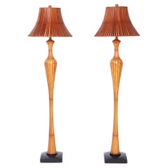 Paar Stehlampen aus Kunstbambus aus der Mitte des Jahrhunderts mit Bambusschirmen