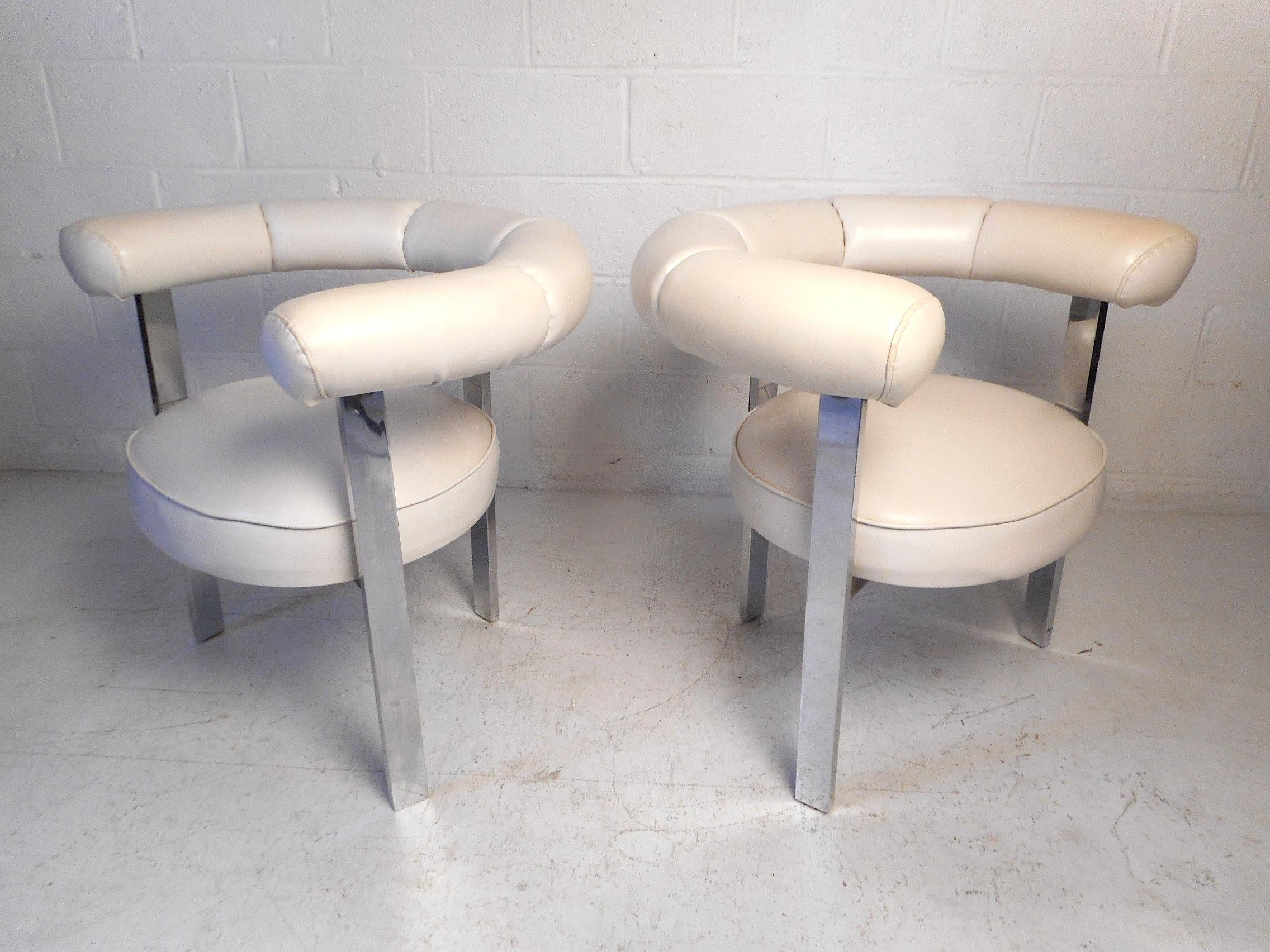 Mid-Century Modern Pair of Midcentury Faux-Leather and Chrome Barrel-Back Chairs For Sale