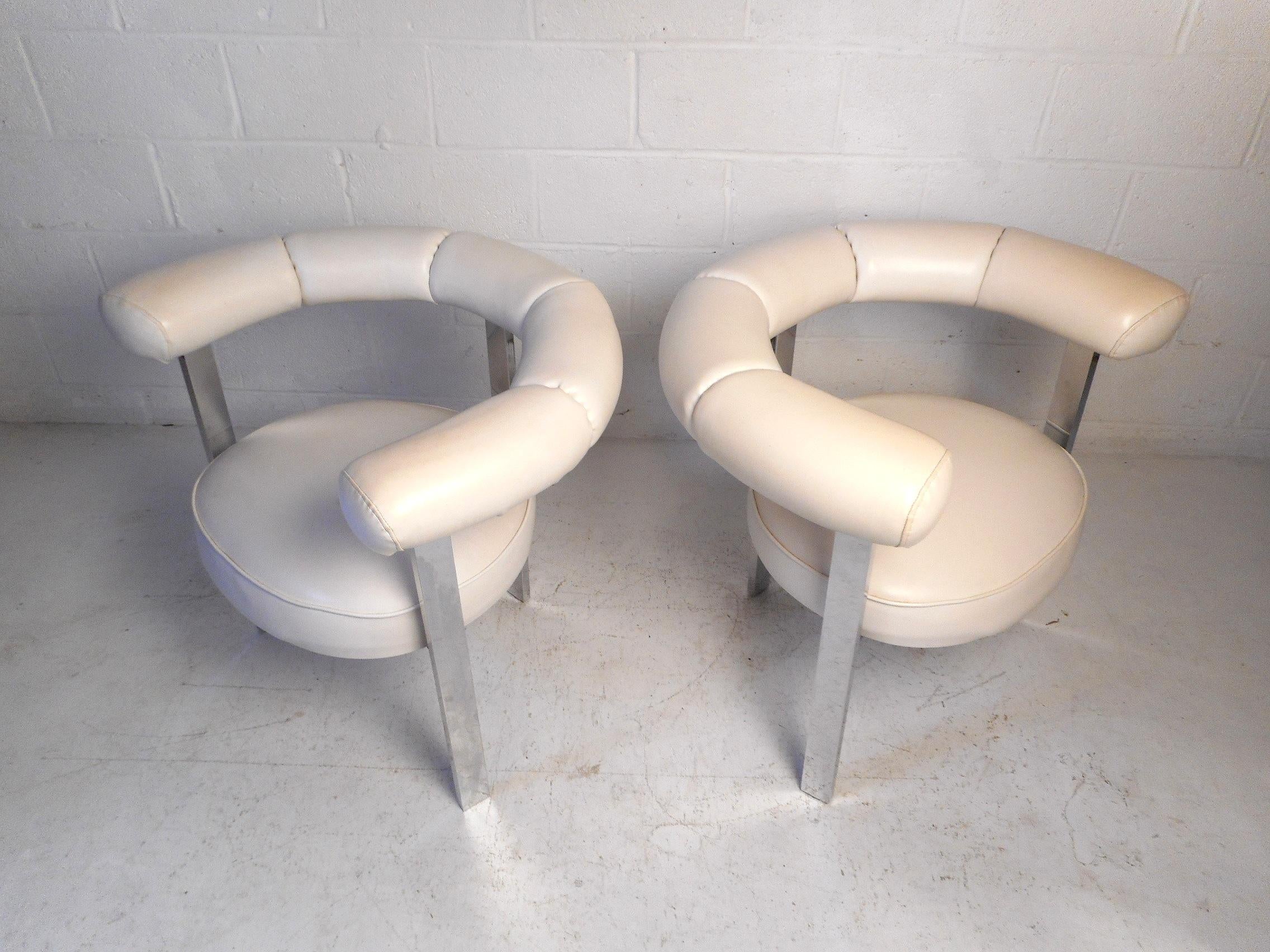 Pair of Midcentury Faux-Leather and Chrome Barrel-Back Chairs In Good Condition For Sale In Brooklyn, NY