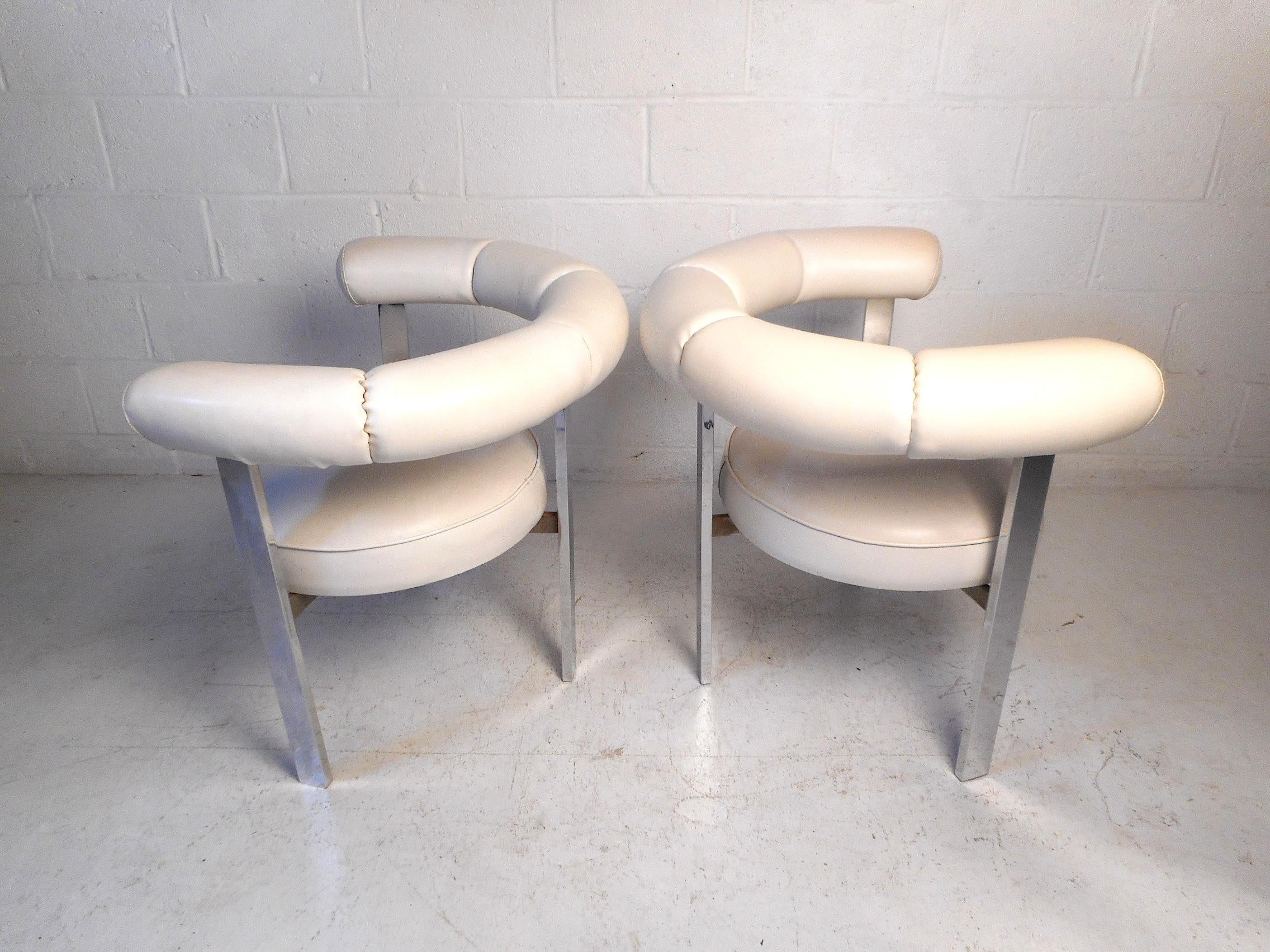 Late 20th Century Pair of Midcentury Faux-Leather and Chrome Barrel-Back Chairs For Sale