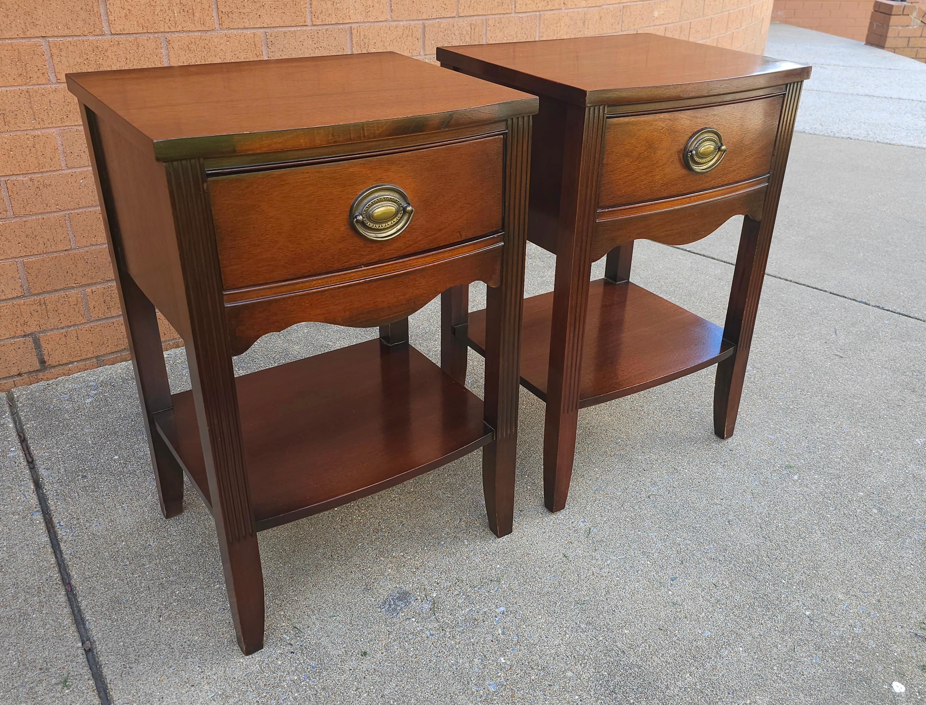 Pair of Mid Century Federal Style Mahogany Night Stands In Good Condition For Sale In Germantown, MD