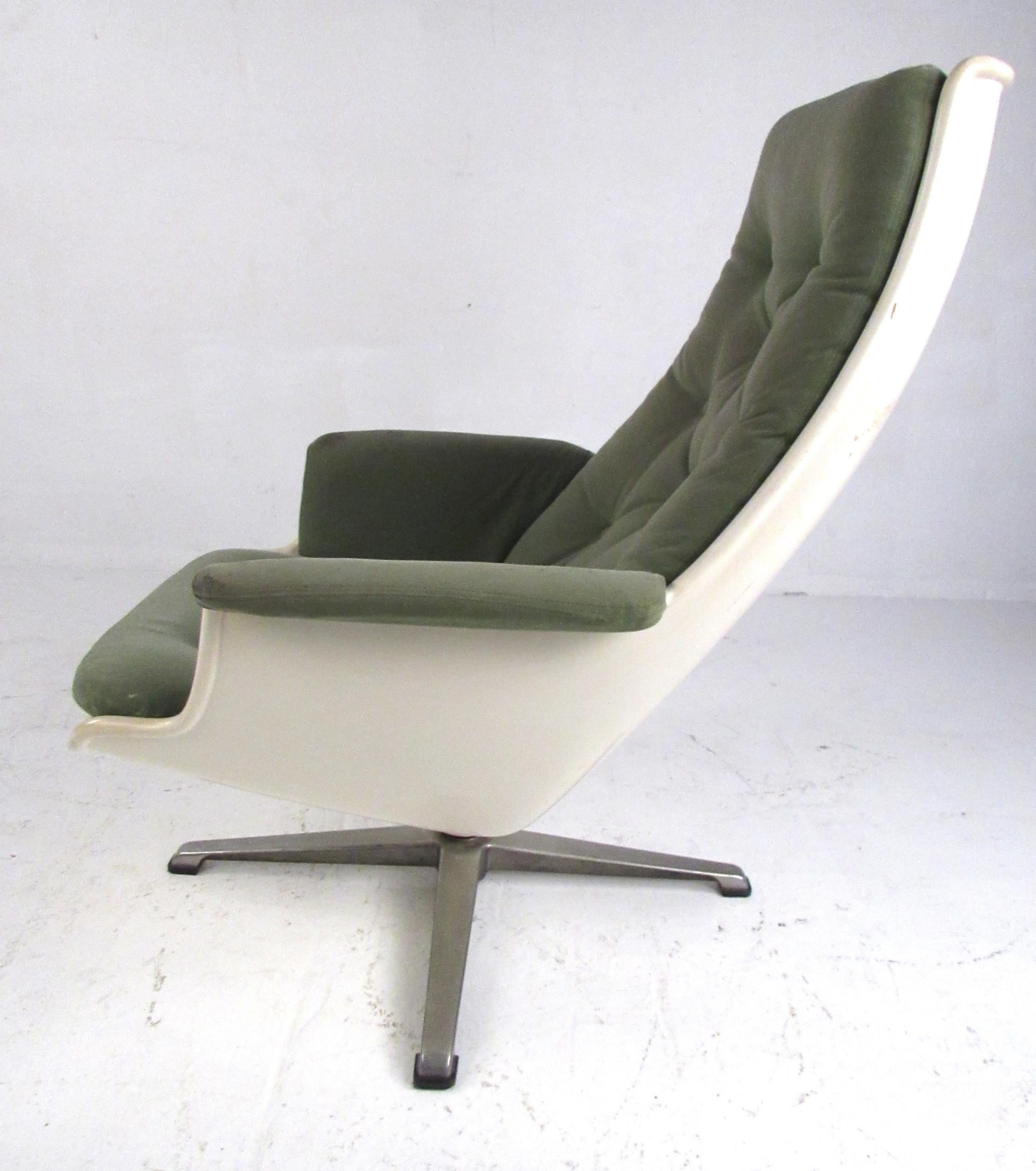 Mid-Century Modern Pair of Mid Century Fiberglass Swivel Lounge Chairs For Sale