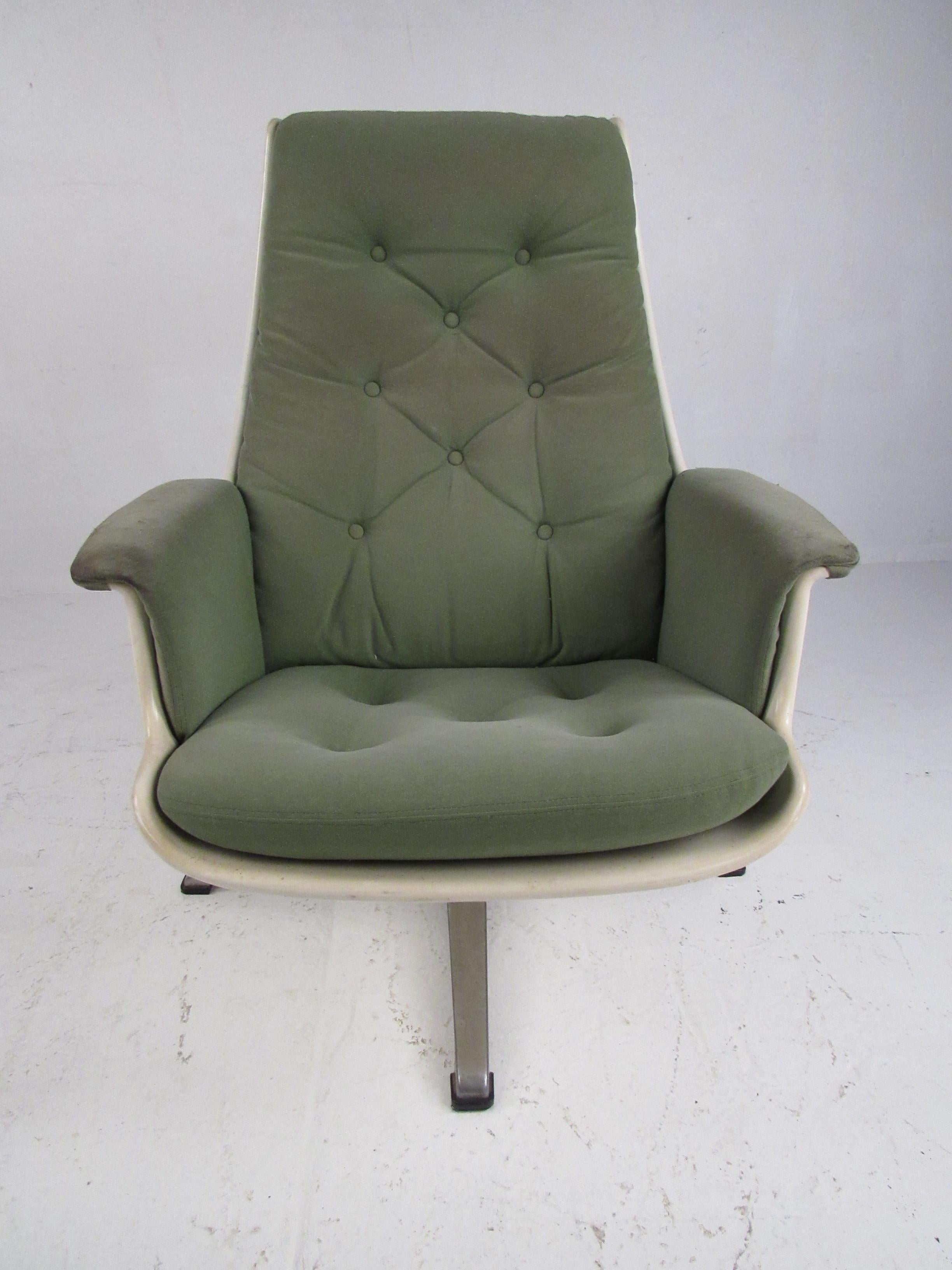 American Pair of Mid Century Fiberglass Swivel Lounge Chairs For Sale