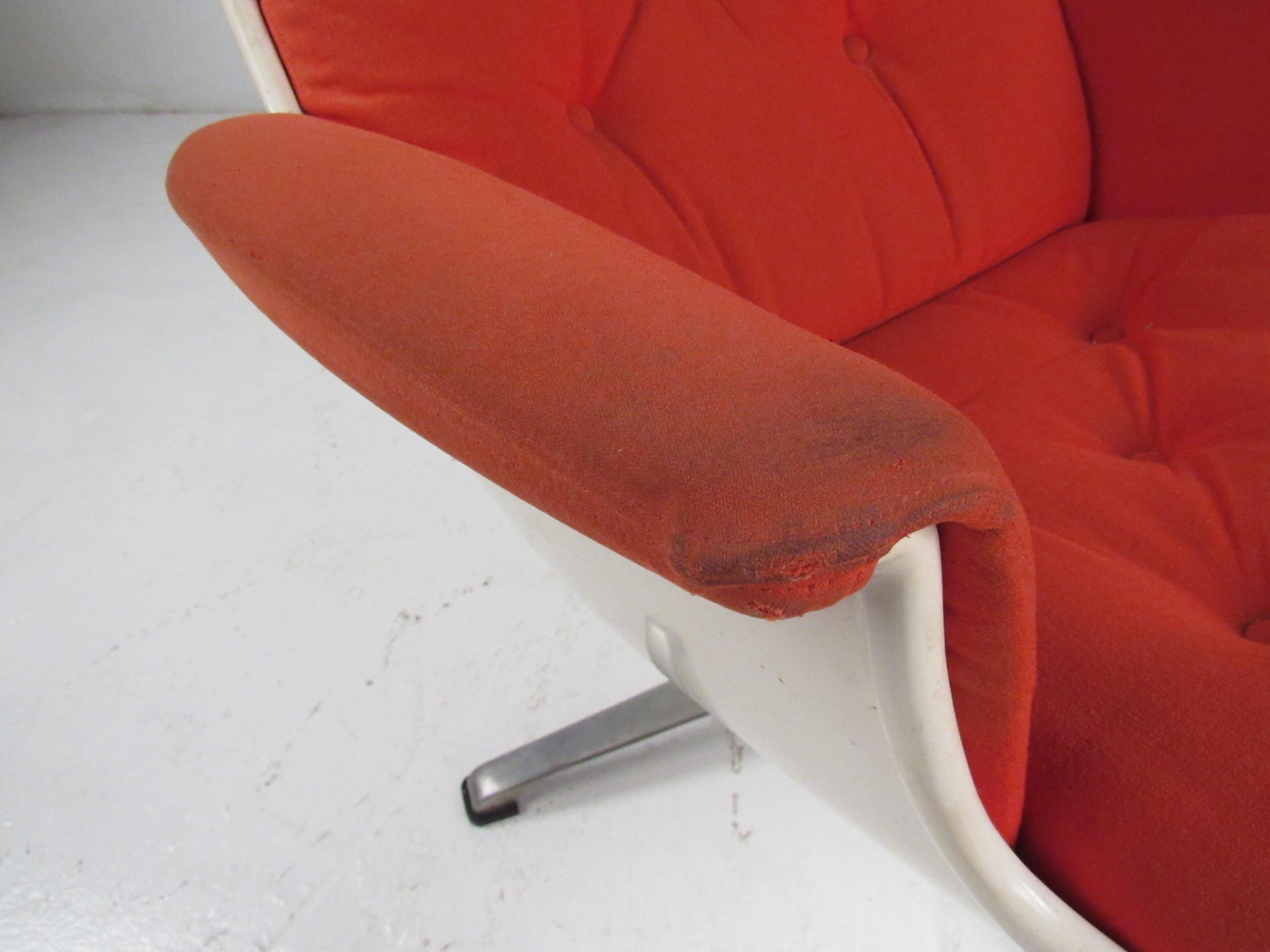 Pair of Mid Century Fiberglass Swivel Lounge Chairs In Good Condition For Sale In Brooklyn, NY
